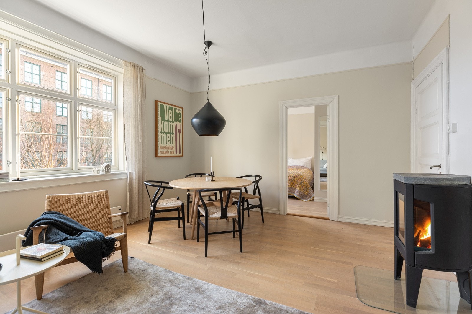 Stuen har et stort vindu som slipper inn naturlig lys, og gir en god romfølelse Galleribilde