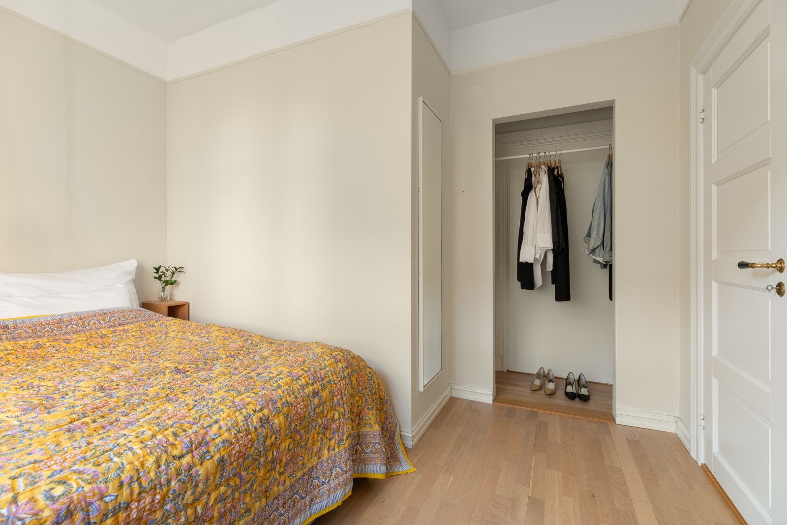 Soverommet har praktisk oppbevaring i åpen garderobeløsning, samt plass til ytterligere garderobeløsninger om ønskelig Galleribilde