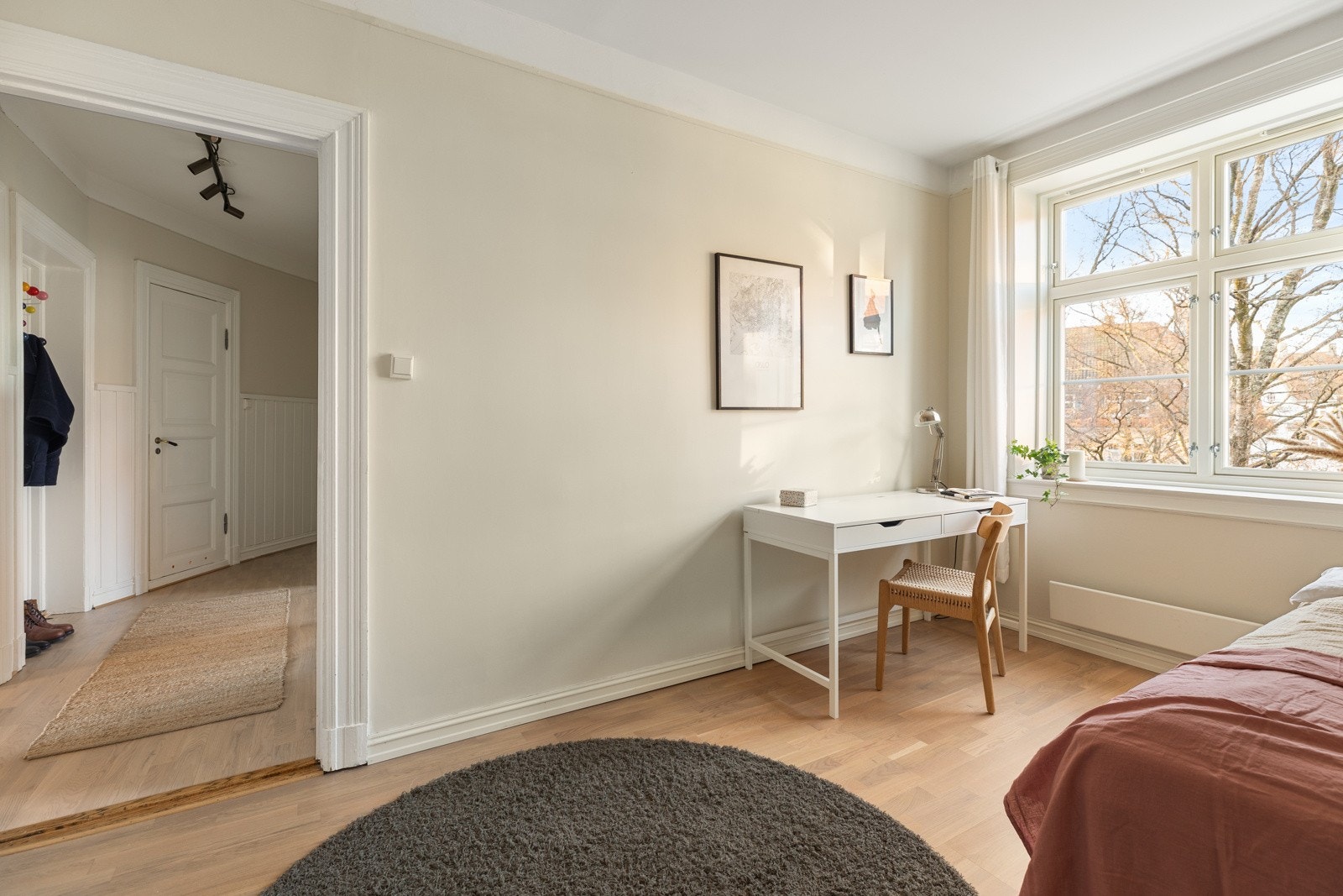 Her er møbleringsmulighetene mange, med god plass til skrivepult eller ytterligere garderobeløsning ved behov Galleribilde