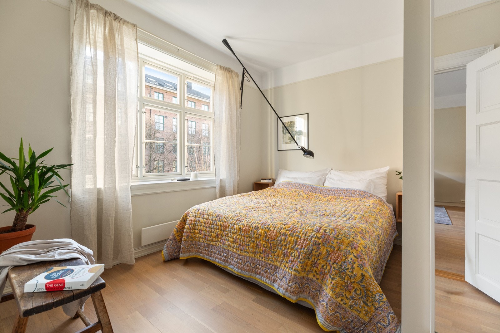 Leilighetens hovedsoverom er av god størrelse, med plass til dobbeltseng og nattbord Galleribilde