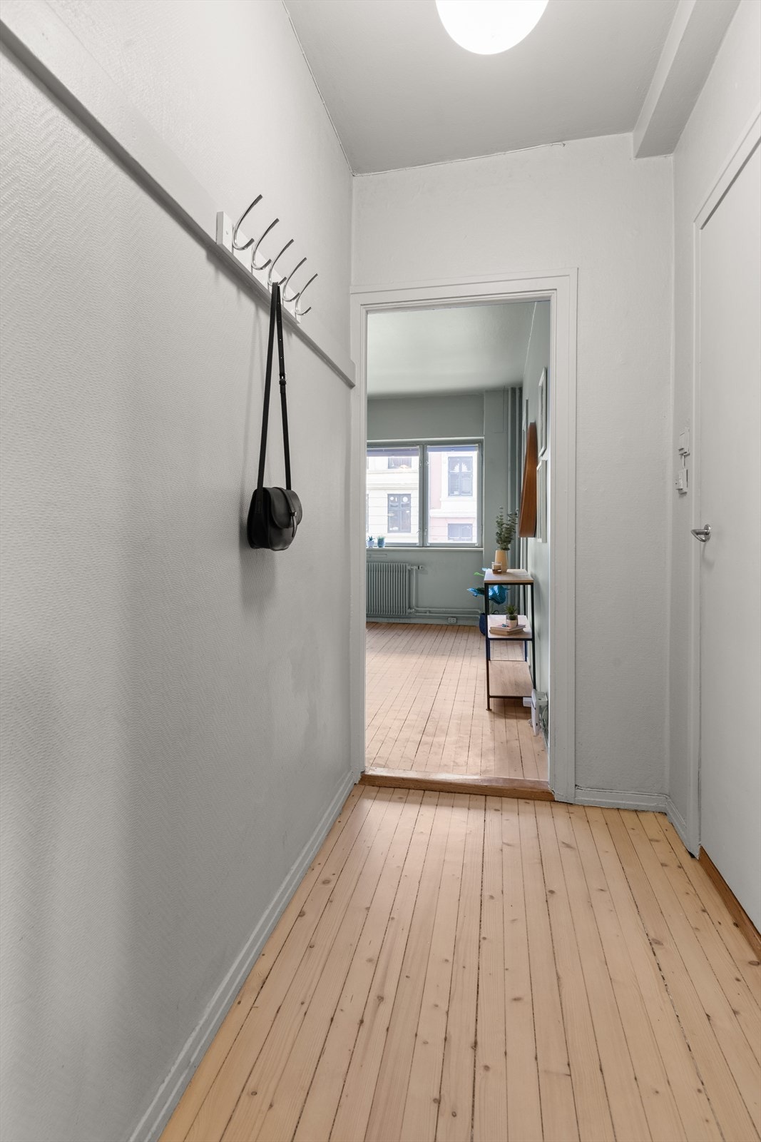 Velkommen inn! Leilighetens entré er lys og innbydende og gir et godt førsteinntrykk av boligen Galleribilde
