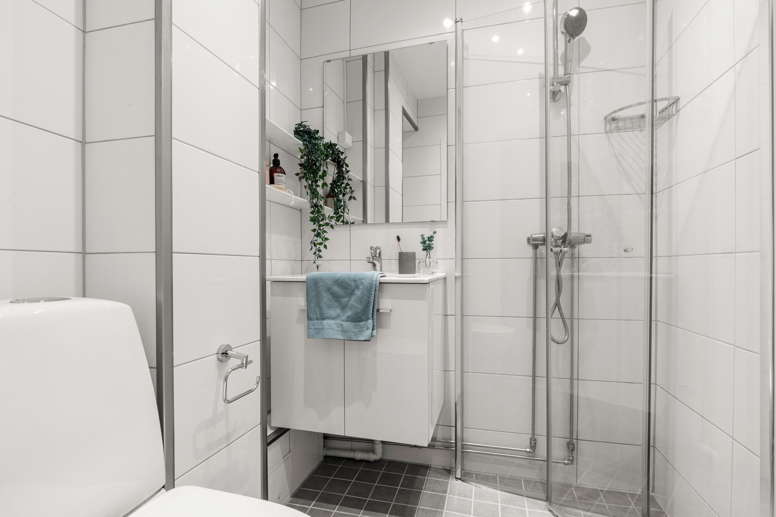 Badet er fra 2014 og er pent flislagt på gulv og vegger med varme i gulvet. Innredningen består av veggehengt servantskap med ett-greps armatur. Galleribilde