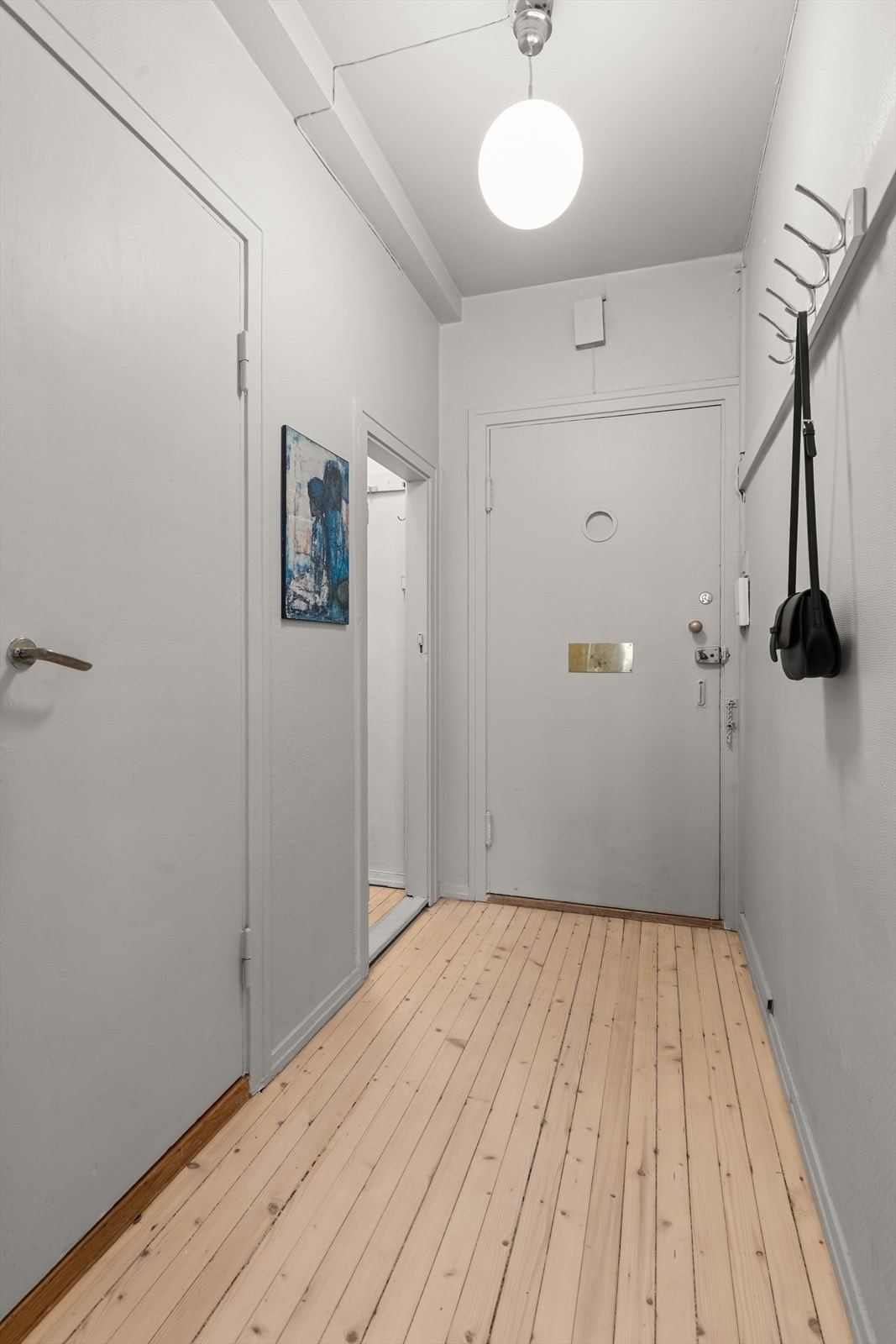 Her er det god plass til å henge fra seg yttertøyet og sette fra seg sko Galleribilde