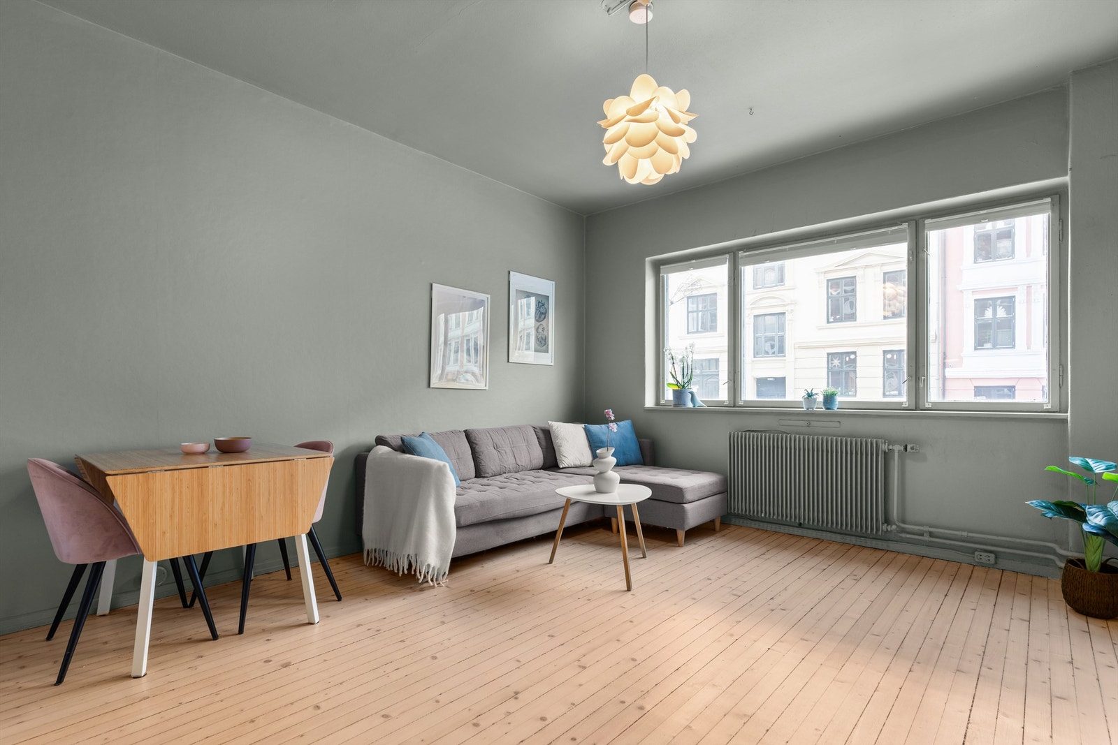 Stuen er romslig med god planløsning og kan enkelt innredes med en hyggelig sofagruppe med tilhørende sofabord og annet ønskelig stuemøblement Galleribilde