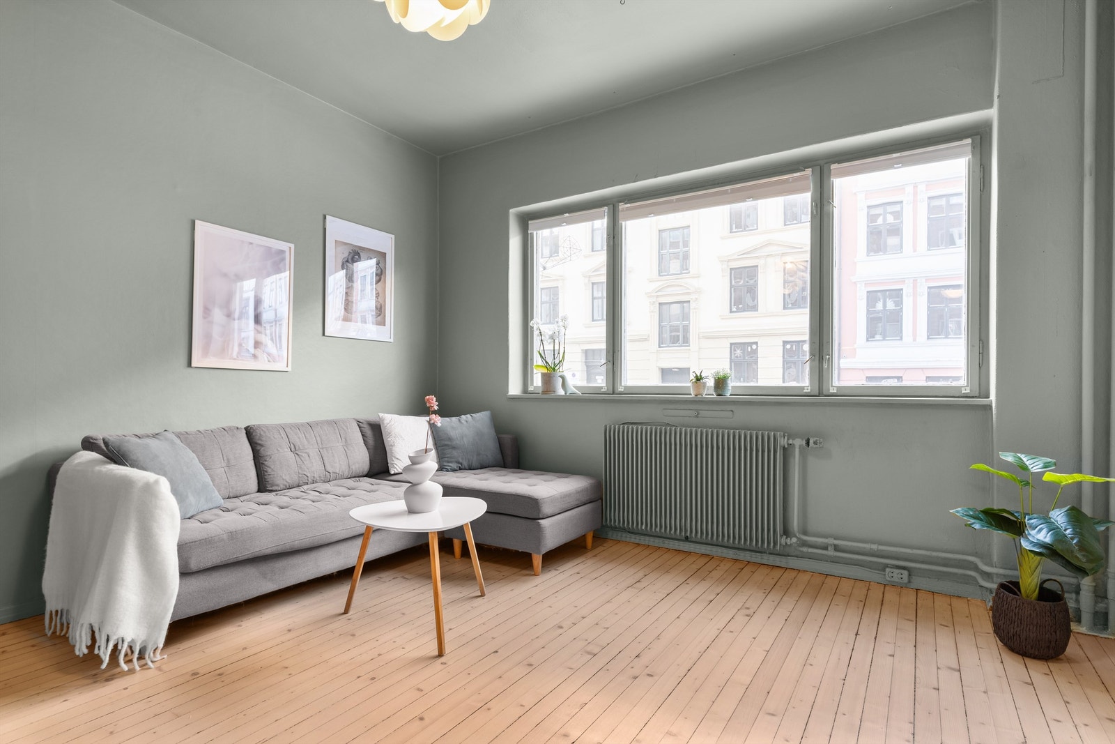 Det er store vindusflater som slipper inn rikelig med lys og skaper en lys og luftig atmosfære i stuen Galleribilde