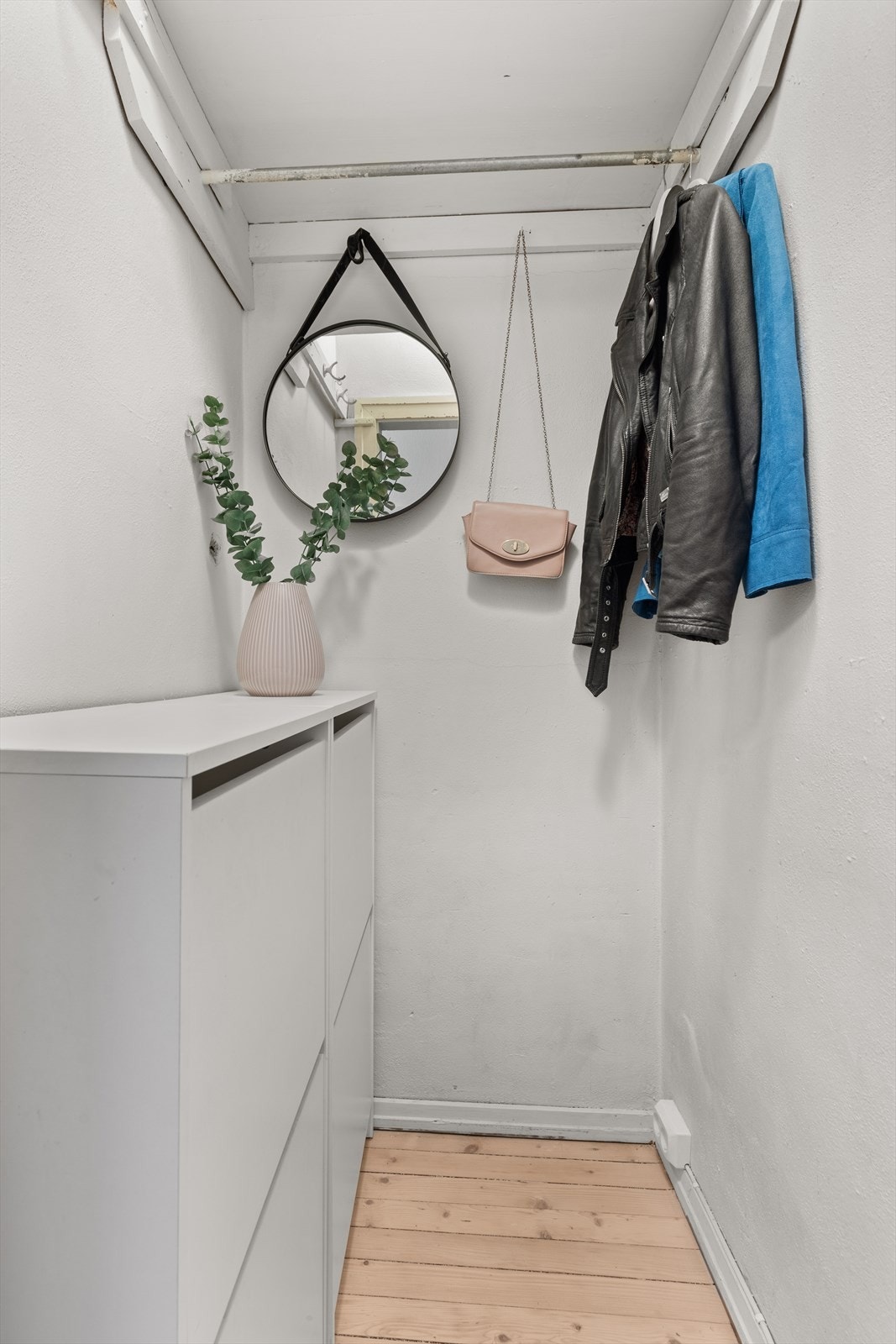 Praktisk innvendig bod/garderobe med gode oppbevaringsmuligheter. Galleribilde