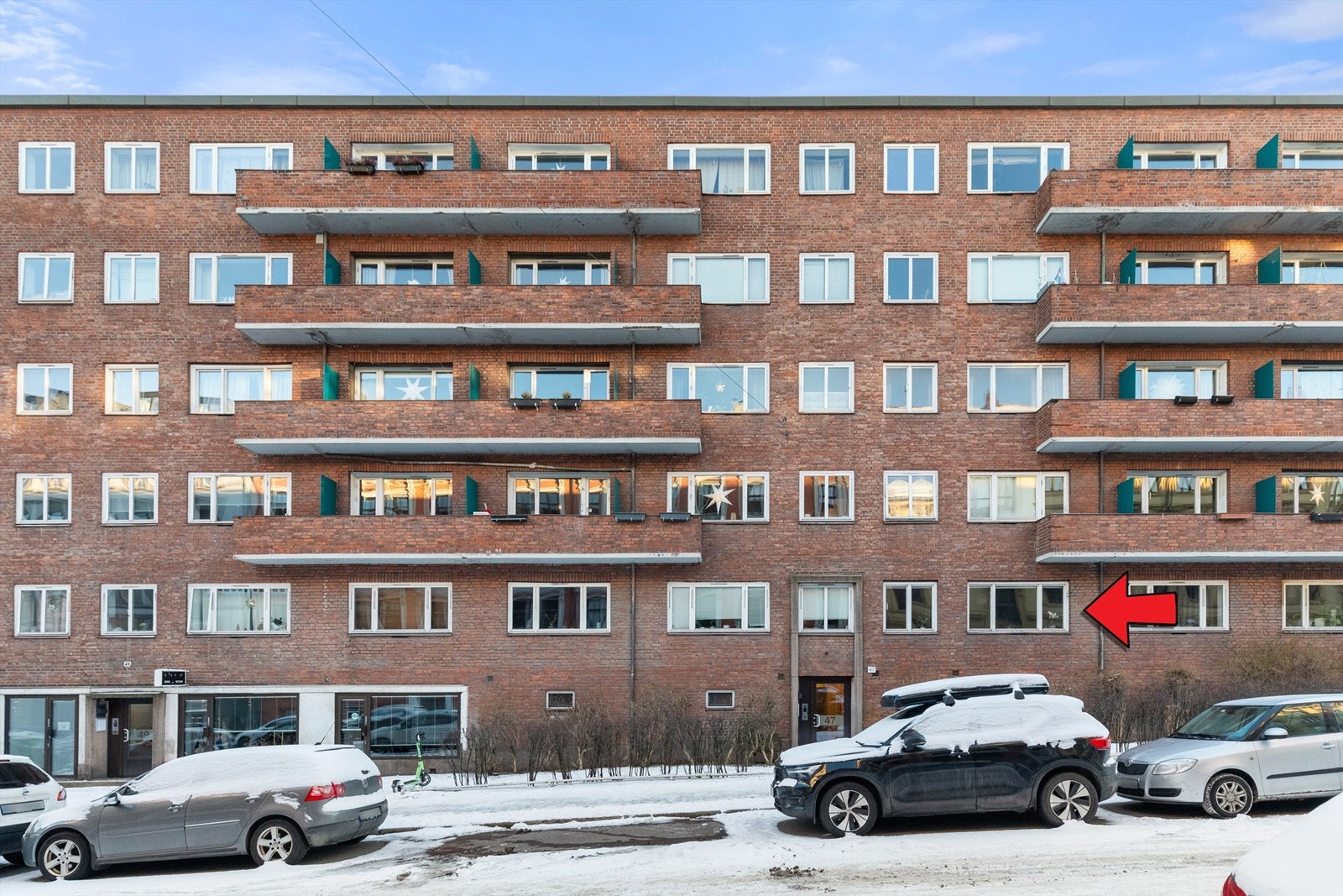 Leiligheten ligger i en høy første etasje men oppleves som andre etasje. Her bor du sentralt med fin beliggenhet på St. Hanshaugen/Grünerløkka like ved Alexander Kiellands Plass Galleribilde