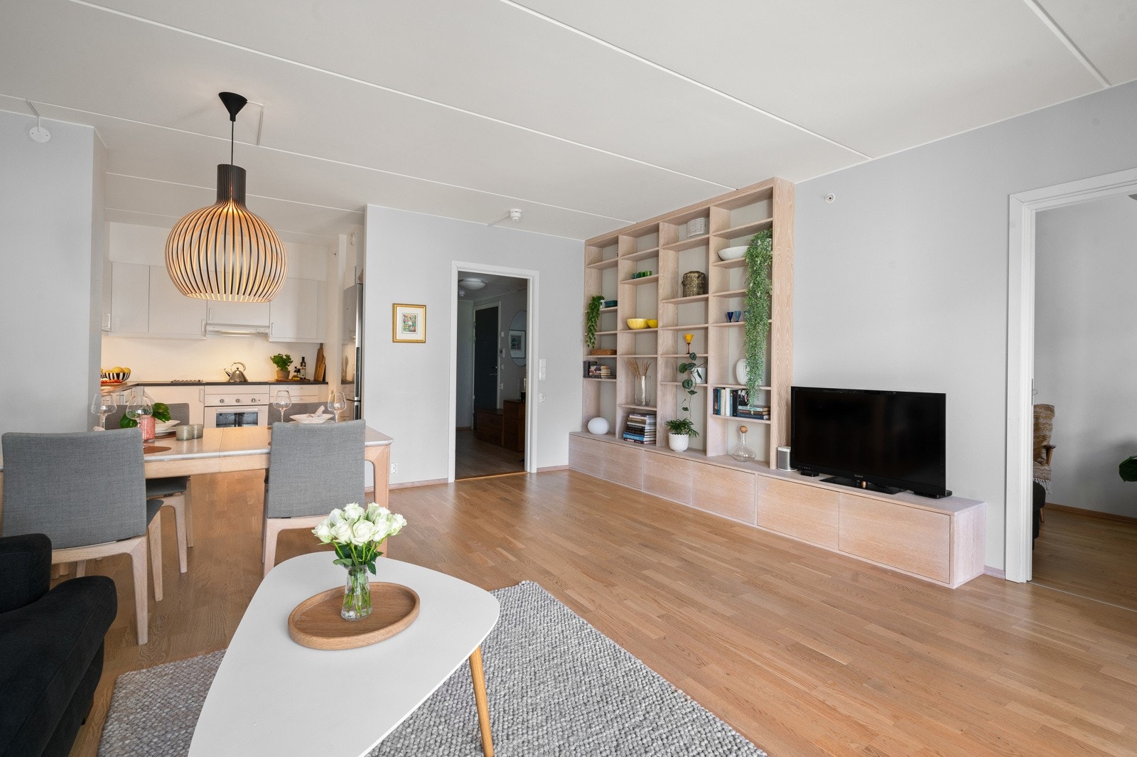 Leiligheten er oppvarmet med vannbåren gulvvarme i alle rom. Galleribilde