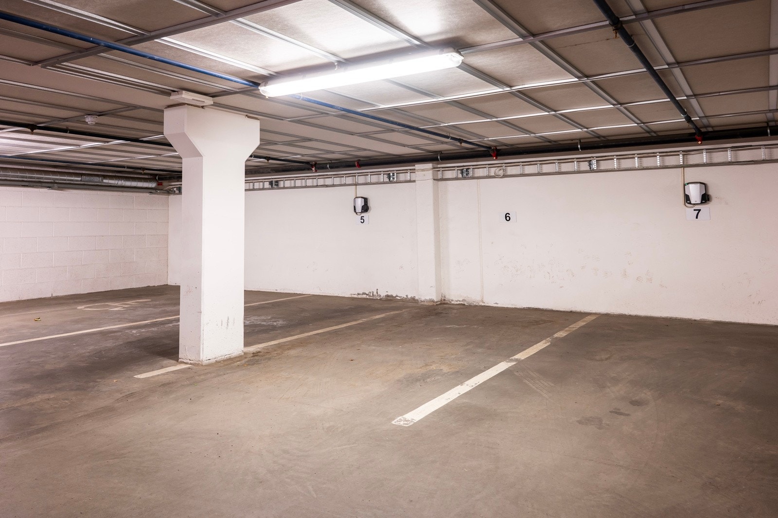 Heisadkomst til garasjeanlegg hvor det medfølger en plass. Det er mulighet for installering av elbil-lader på plassen. Galleribilde