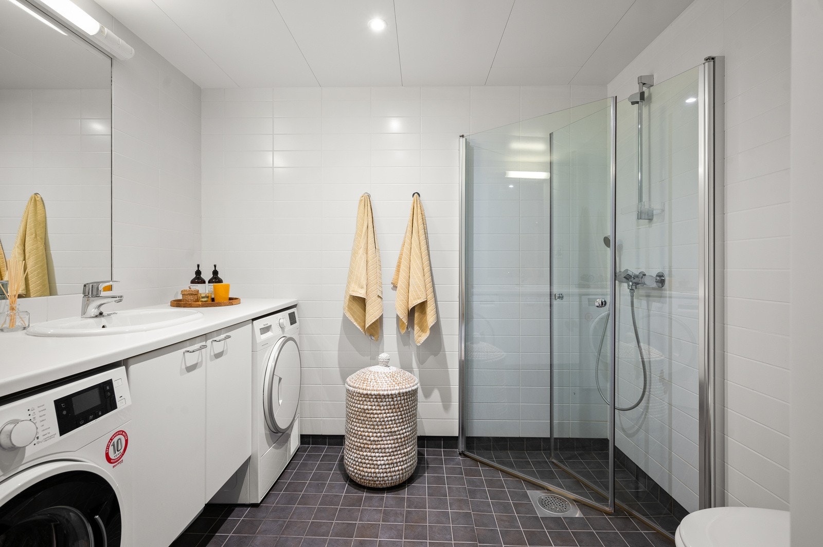 Lekkert flislagt bad av god størrelse med varmekabler i gulv og downlights i himling. Galleribilde