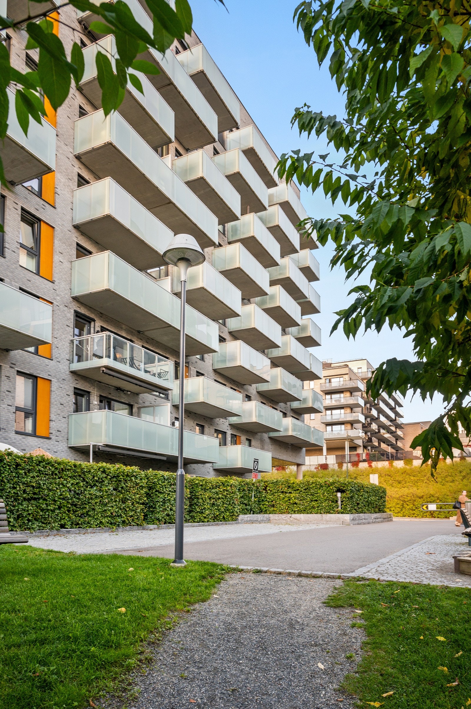 Det er kun få minutters gange til et rikt kollektivtilbud, flotte turområder, samt kort vei til Storosenteret. Galleribilde