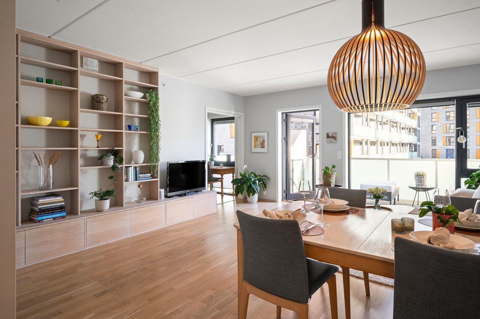 Stuen er av generøs størrelse med god plass til sofagruppe, medievegg og stort spisebord. Galleribilde
