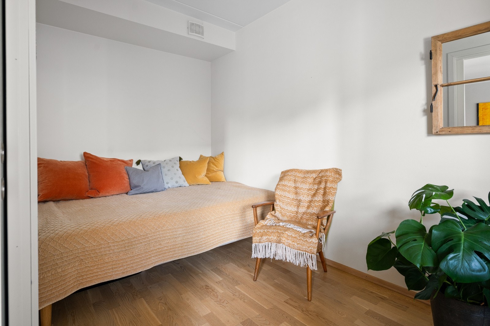 Soverom II med god plass til seng, skrivebord og skap. Galleribilde