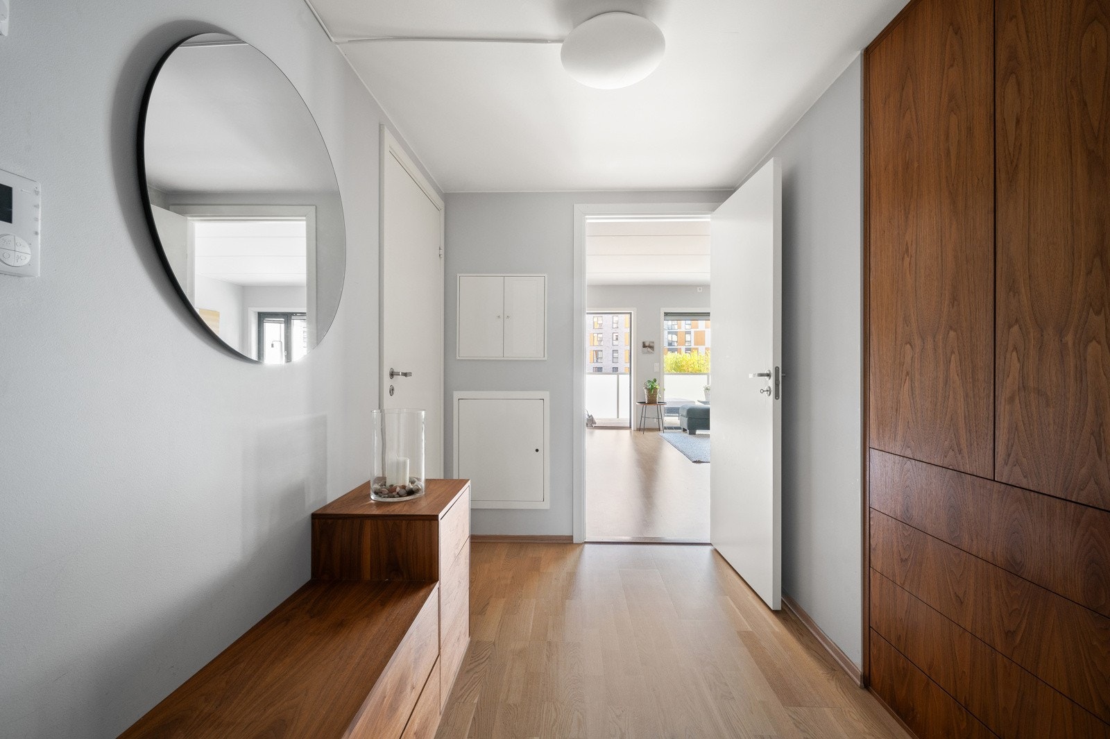 Romslig entré med plassbygd garderobe. For ytterligere oppbevaringsplass disponerer leiligheten en stor kjellerbod på ca. 7,8 kvm. Galleribilde