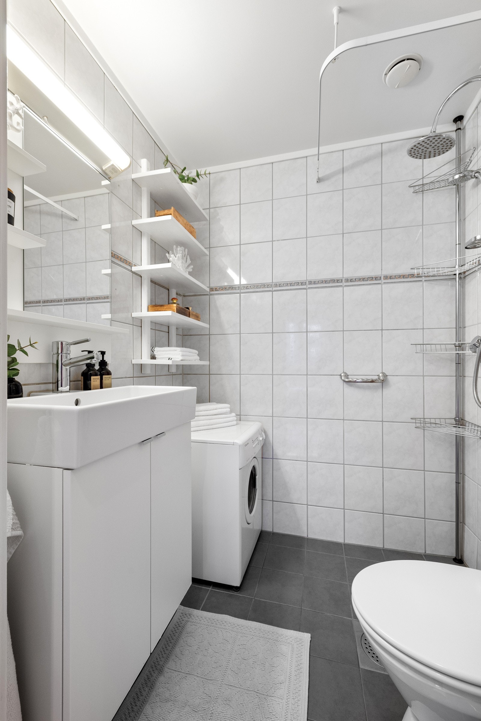 Det er opplegg for egen vaskemaskin på baderom. Galleribilde