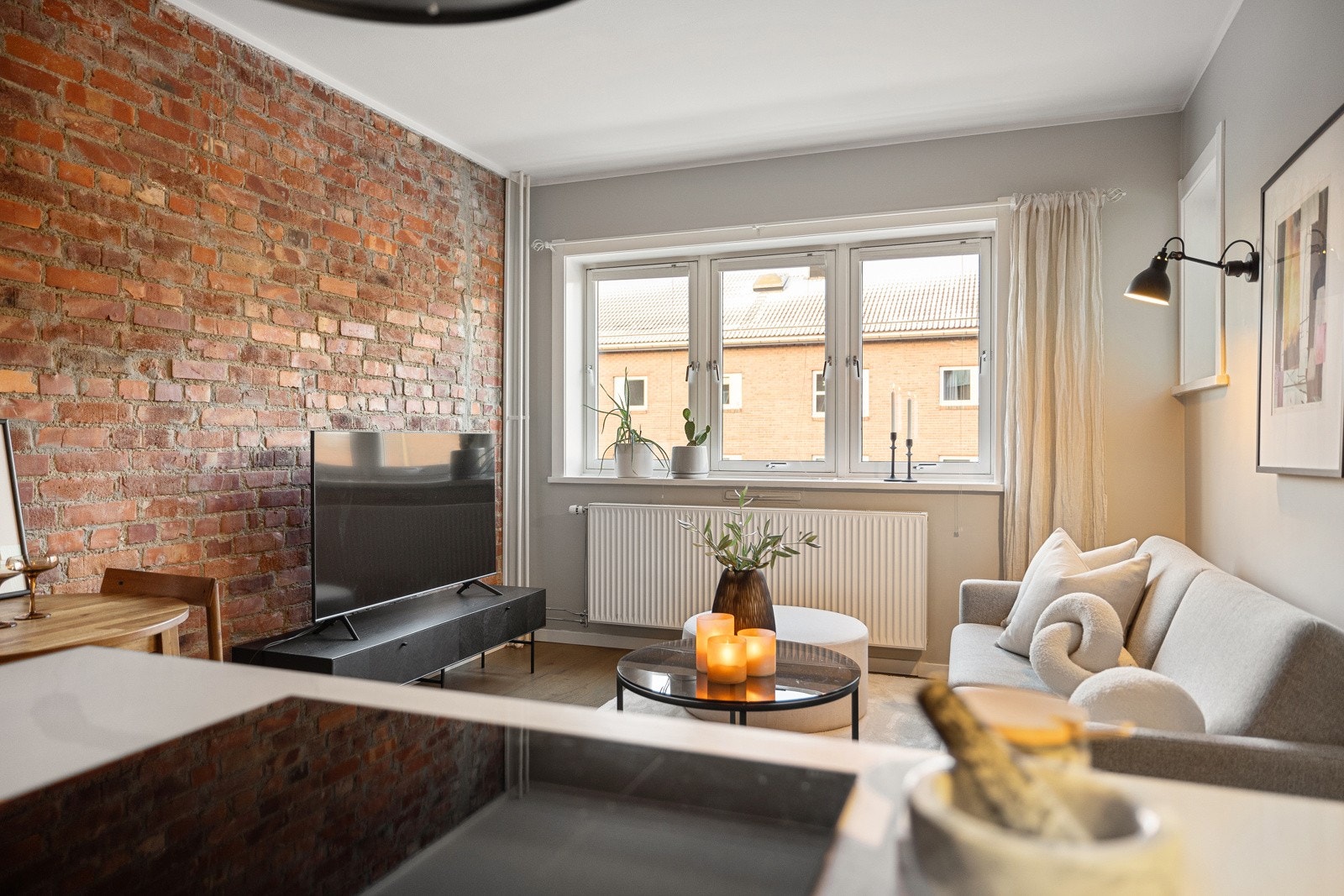 Kjøkkenet ligger i åpen og sosial løsning mot stuen. Galleribilde