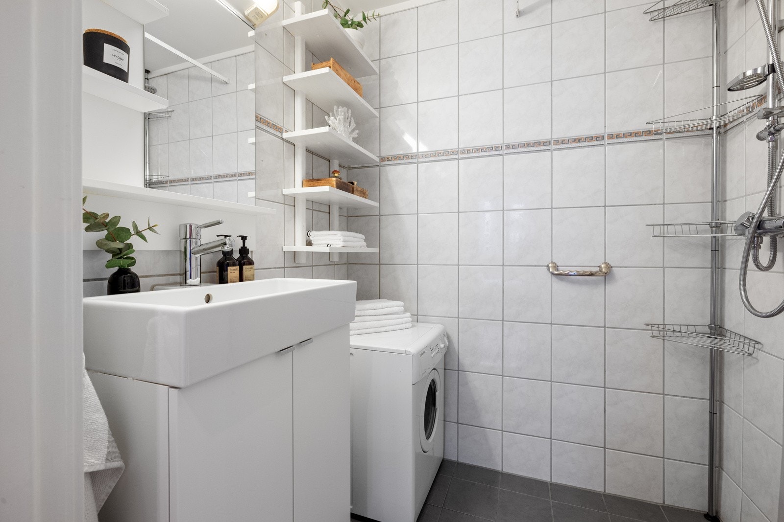 Stilrent, flislagt baderom med varmekabler i gulv. Galleribilde