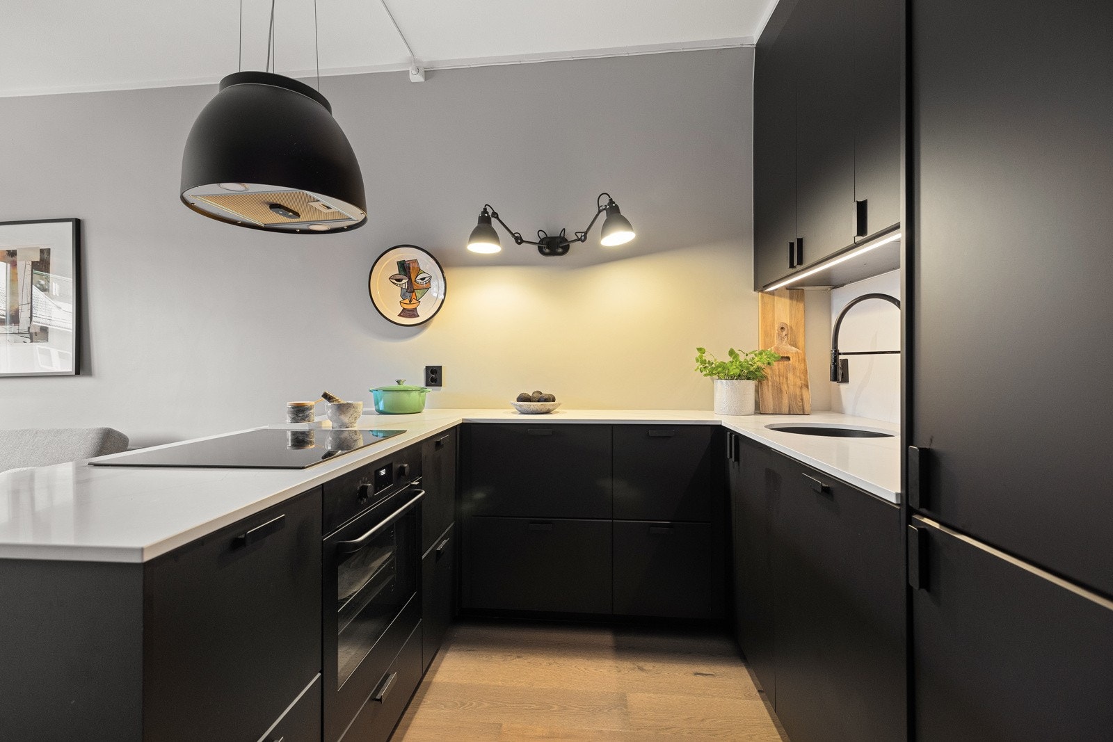 God utforming som skiller kjøkkenet i egen sone, og gir ekstra skap- og benkeplass. Galleribilde