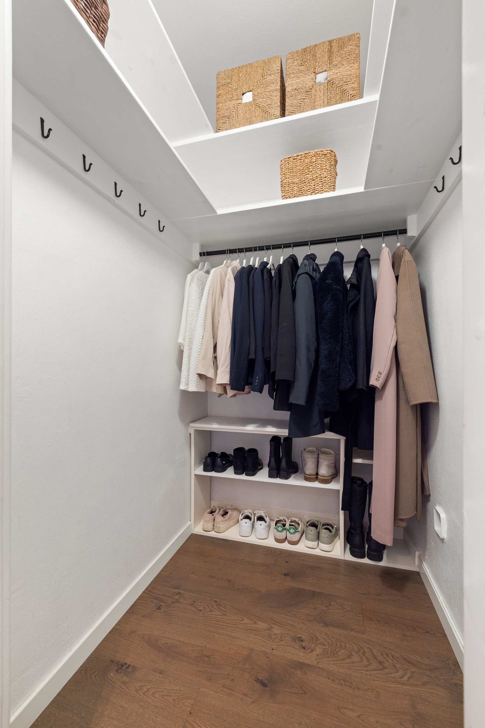 Praktisk bod/walk-in garderobe fra entré. Galleribilde