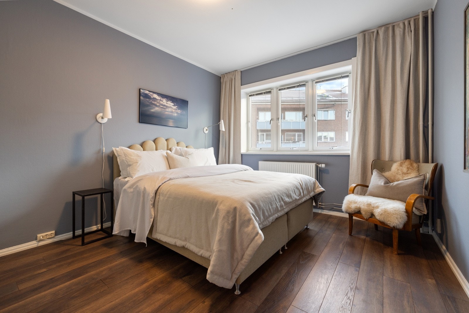 Lyst om romslig soverom som vender mot idyllisk bakgård. Galleribilde