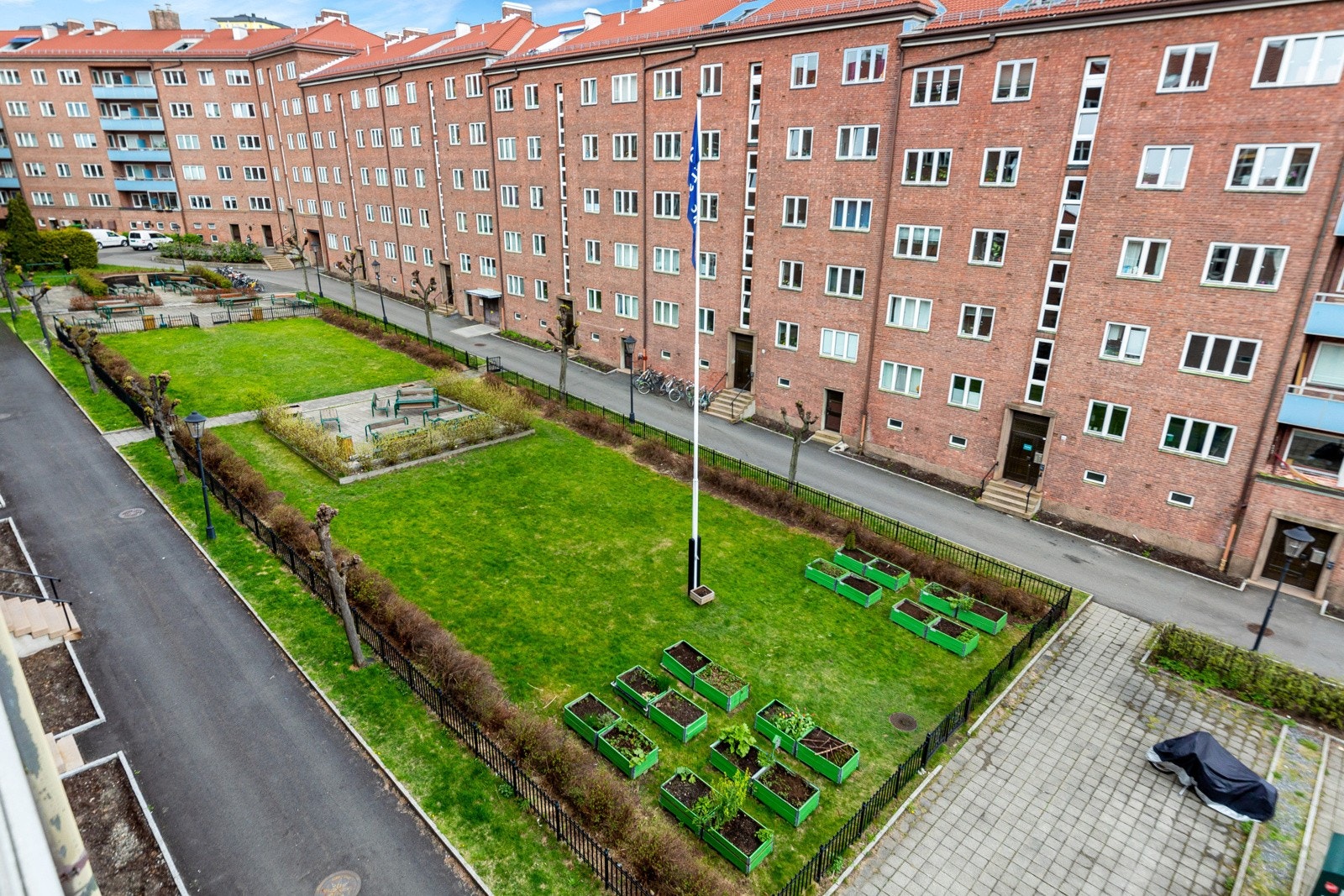 Meget pent opparbeidet bakgård til glede for beboere. Galleribilde