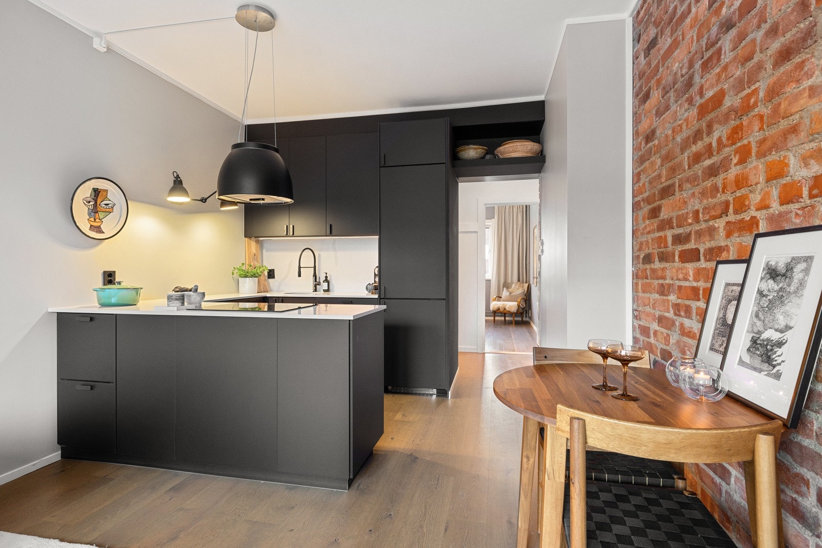 Nytt og lekkert kjøkken i 2023 med påkostet benkeplate i komposittstein Galleribilde