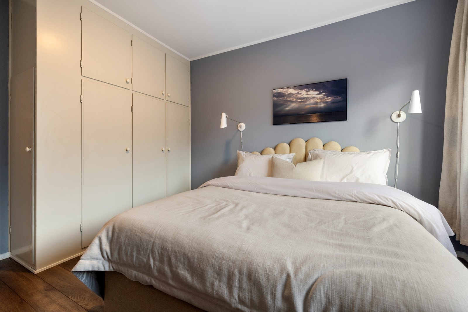 Plassbygde garderobeskap med rikelig oppbevaringsplass. Galleribilde