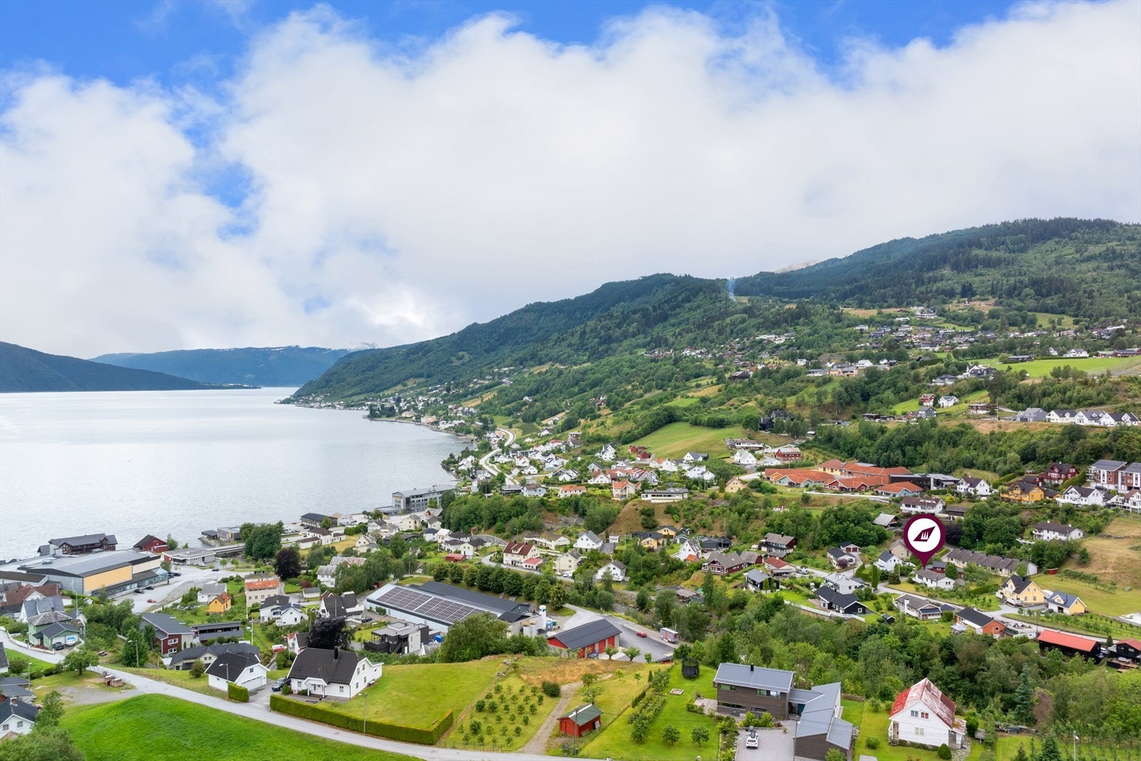 Frå eigedommen har ein gangavstand til arbeidsplassar, barnehagar, skule, butikkar og det Leikanger ellers har å by på. Galleribilde