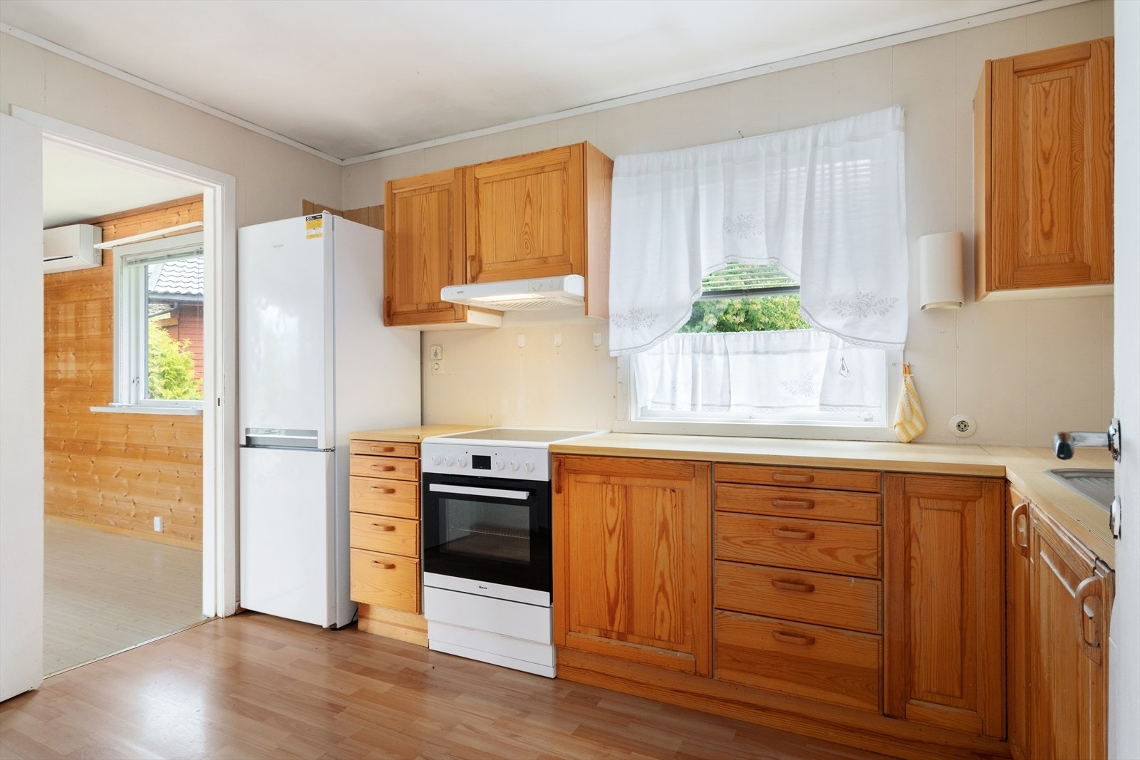 Kjøkkenet i bustadens hovudetasje har innredning med profilerte fronter og benkeplate av laminat. Galleribilde