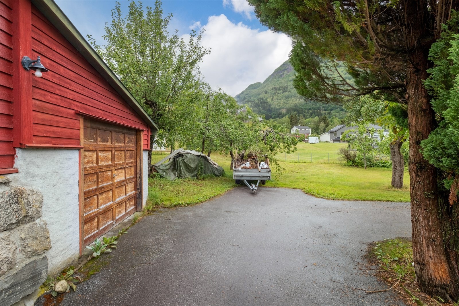 Tilhøyrande garasje til eigedomen. Galleribilde