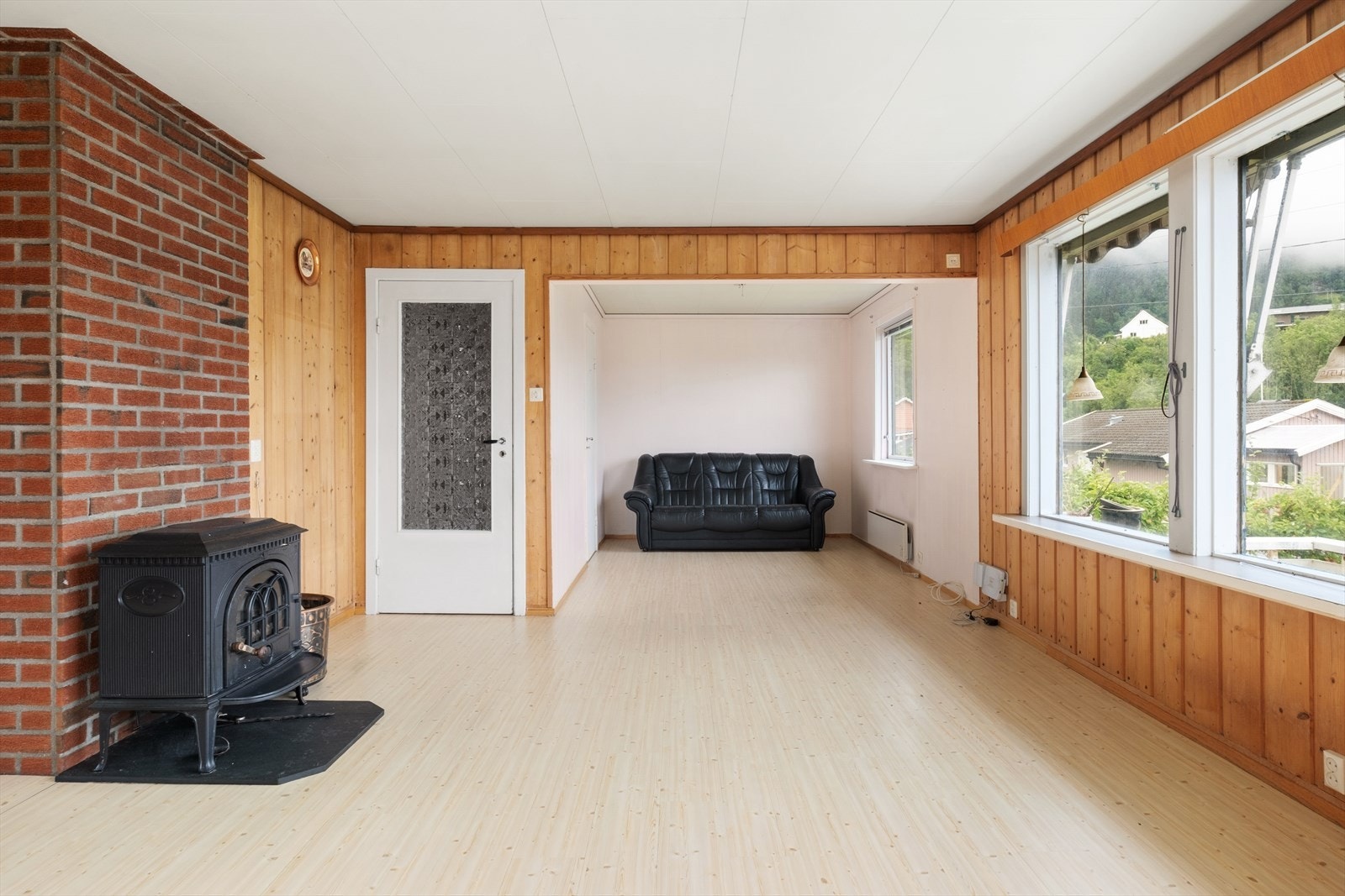 Stova ligg i front av bustadens hovudetasje og er av god størrelse. Galleribilde