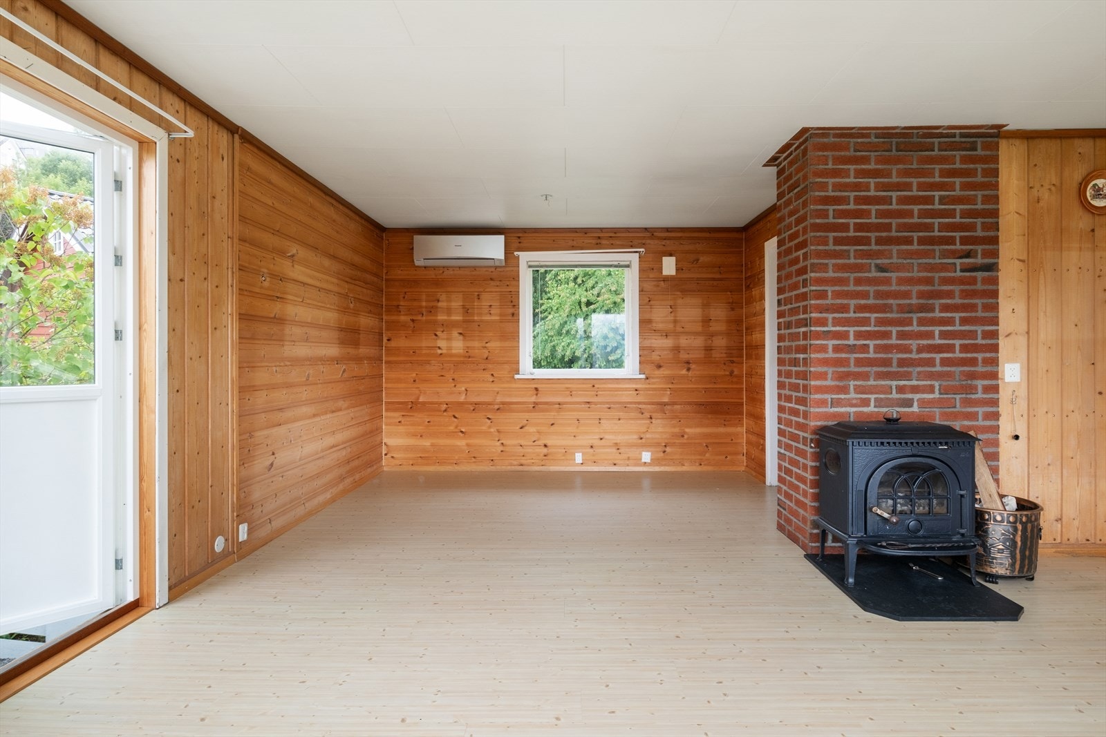 Av oppvarming har ein både varmepumpe og vedovn. Galleribilde