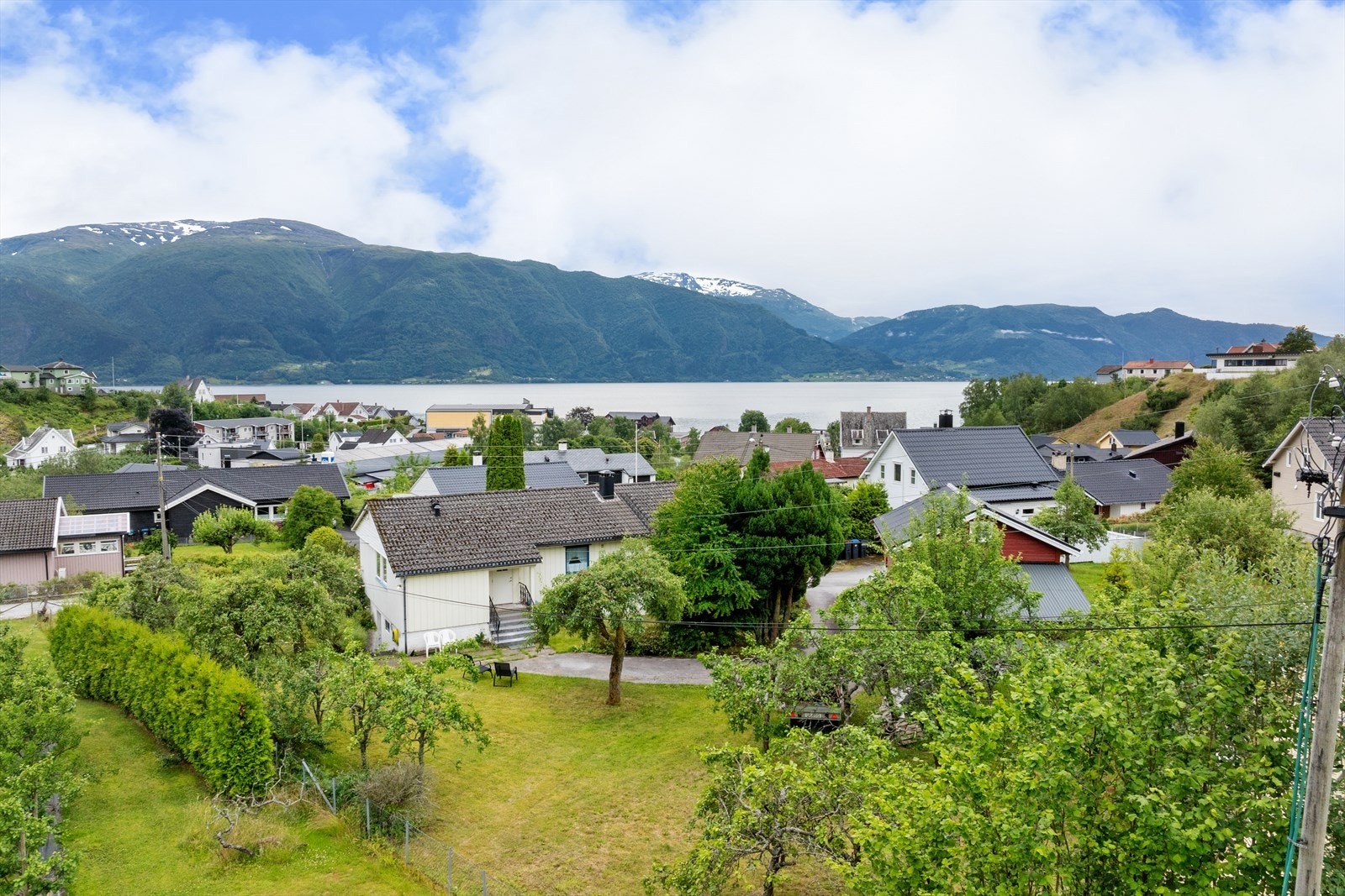 Einebustad frå 1968 sentralt plassert på Leikanger. Galleribilde