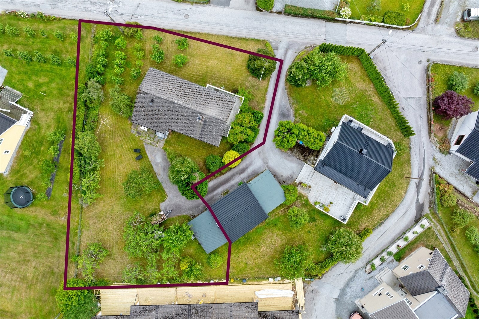 Tomta er romsleg og fint opparbeida med asfaltert gardsveg og parkering, plen med diverse busker, planter og frukttre. Galleribilde