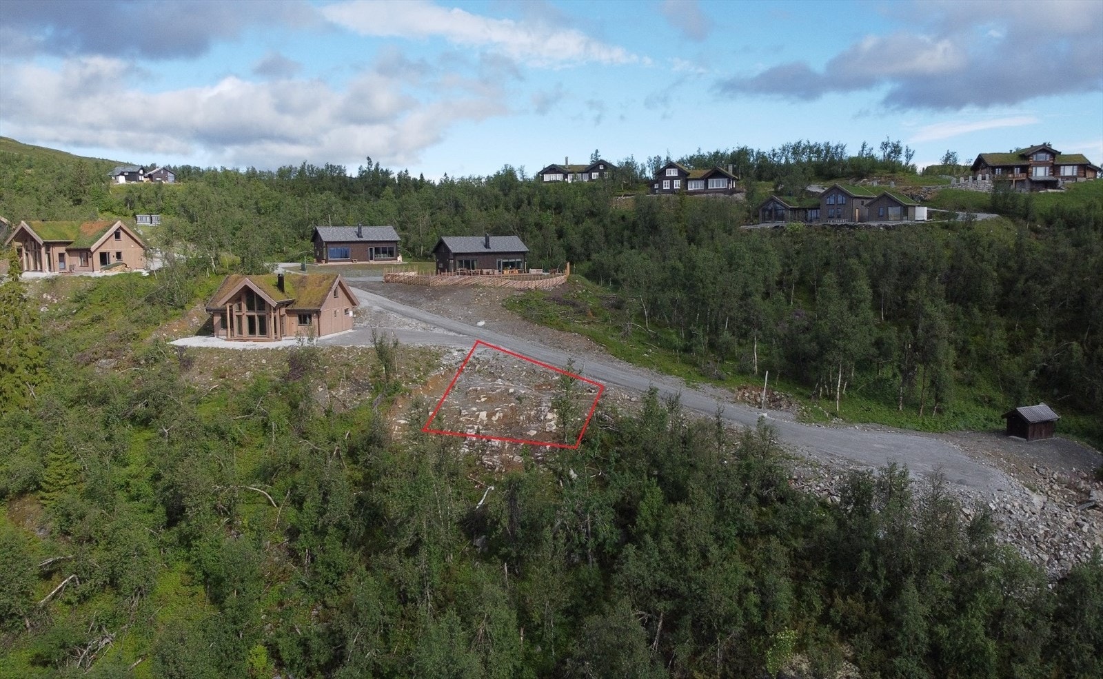 Inntegnede tomtegrenser er kun illustrert som en indikasjon og ikke nøyaktige. Se vedlagt matrikkelbrev for nøyaktige punkter. Galleribilde