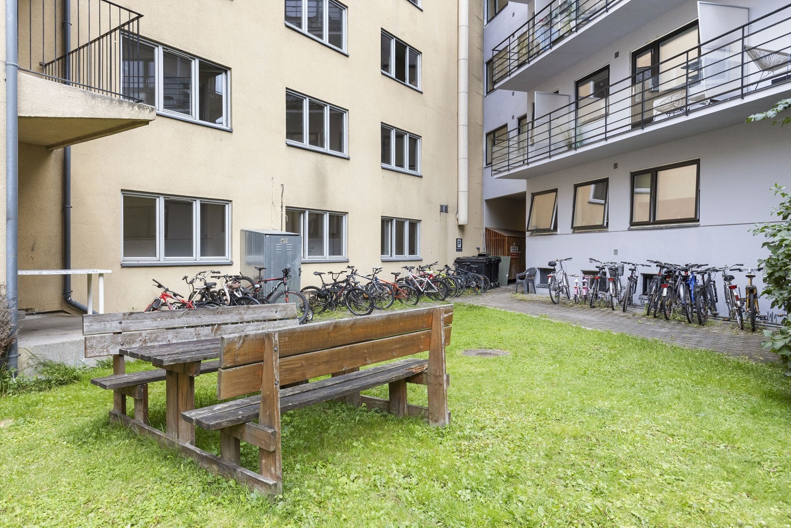 Sykkelparkering i låst bakgård, sameiet har også felles takterrasse Galleribilde