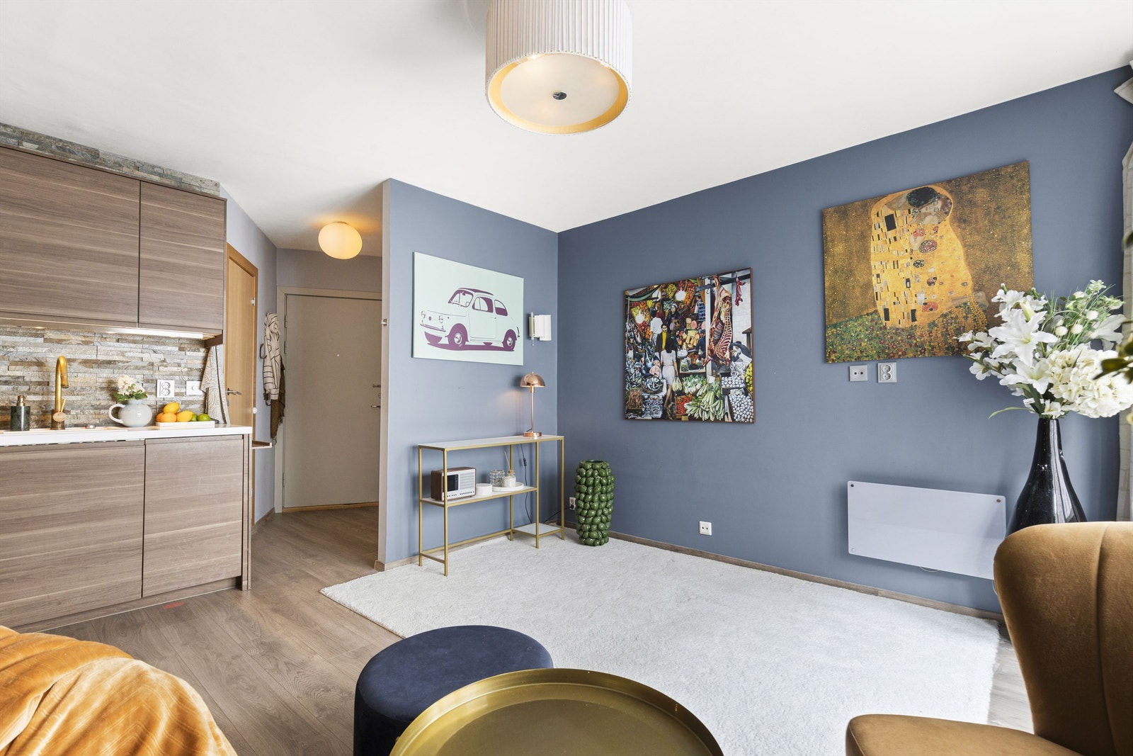 Det har tidligere vært radiator tilkoblet sentralvarme i stuen. Ny radiator kan monteres av ny eier om ønskelig Galleribilde