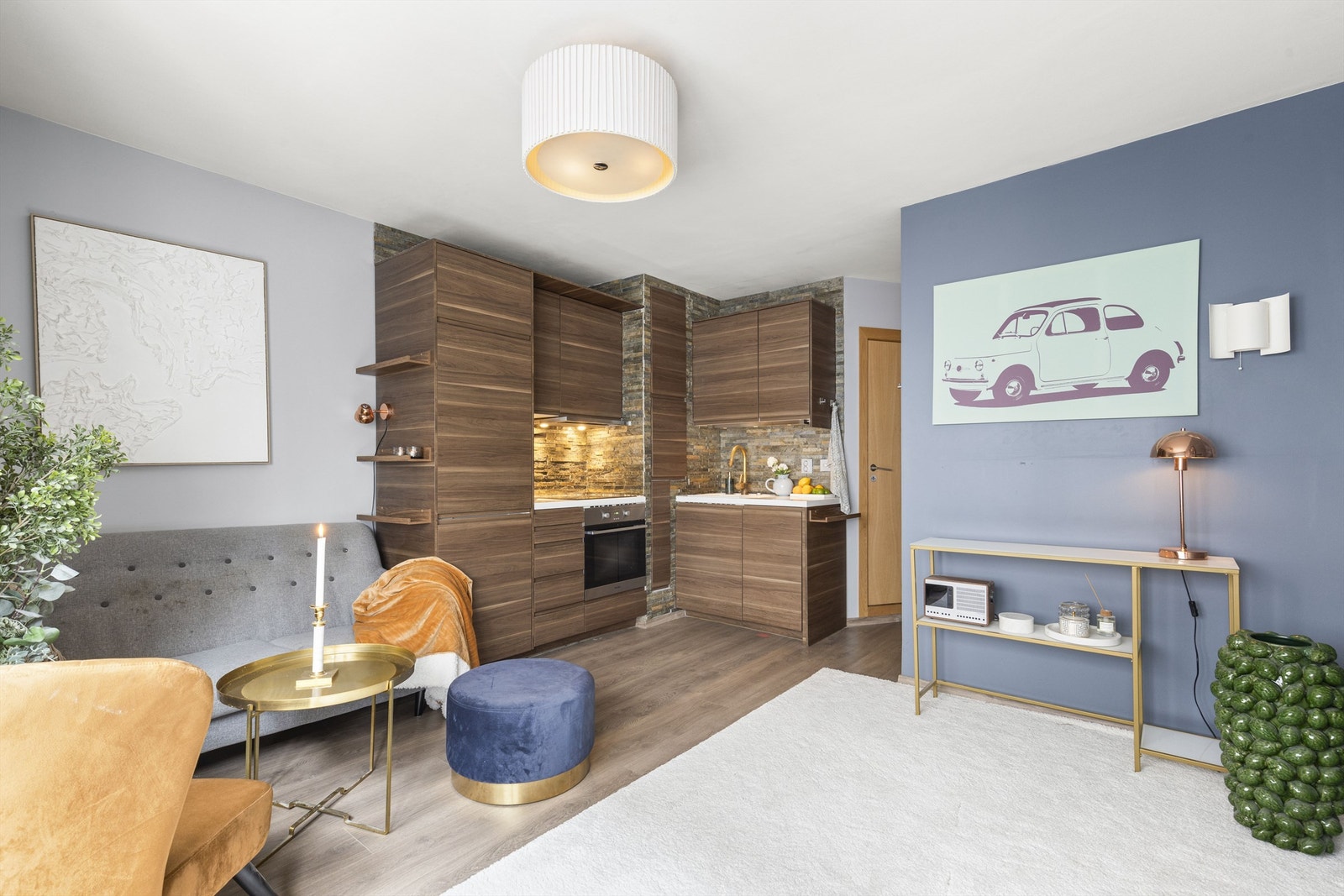 Fullverdig kjøkken fra 2016 med integrerte hvitevarer som følger leiligheten Galleribilde