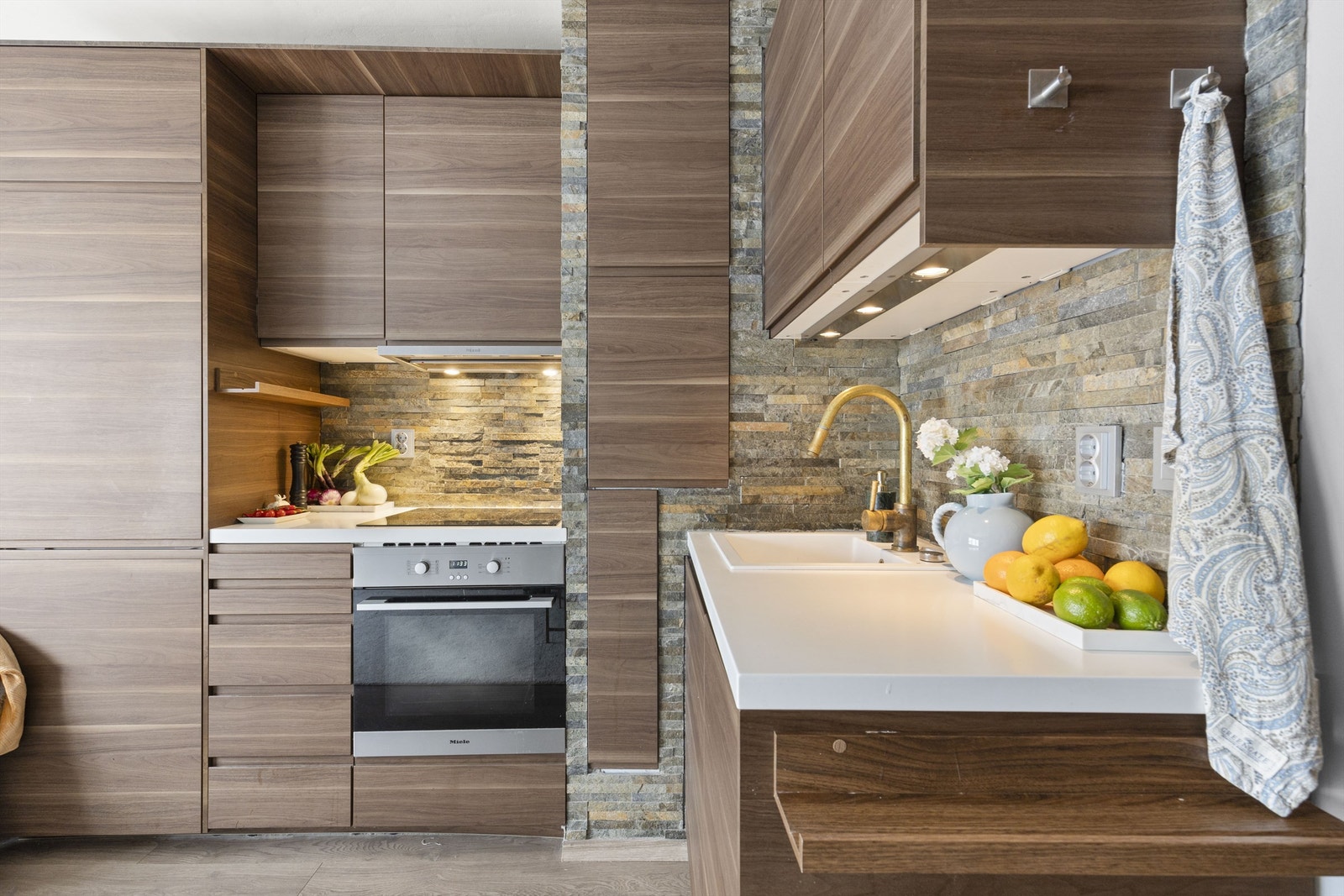 Kjøkkenet har bra med både skap og benkeplass. Benkeplate i kompositt, samt servantkran med uttrekk funksjon. Galleribilde