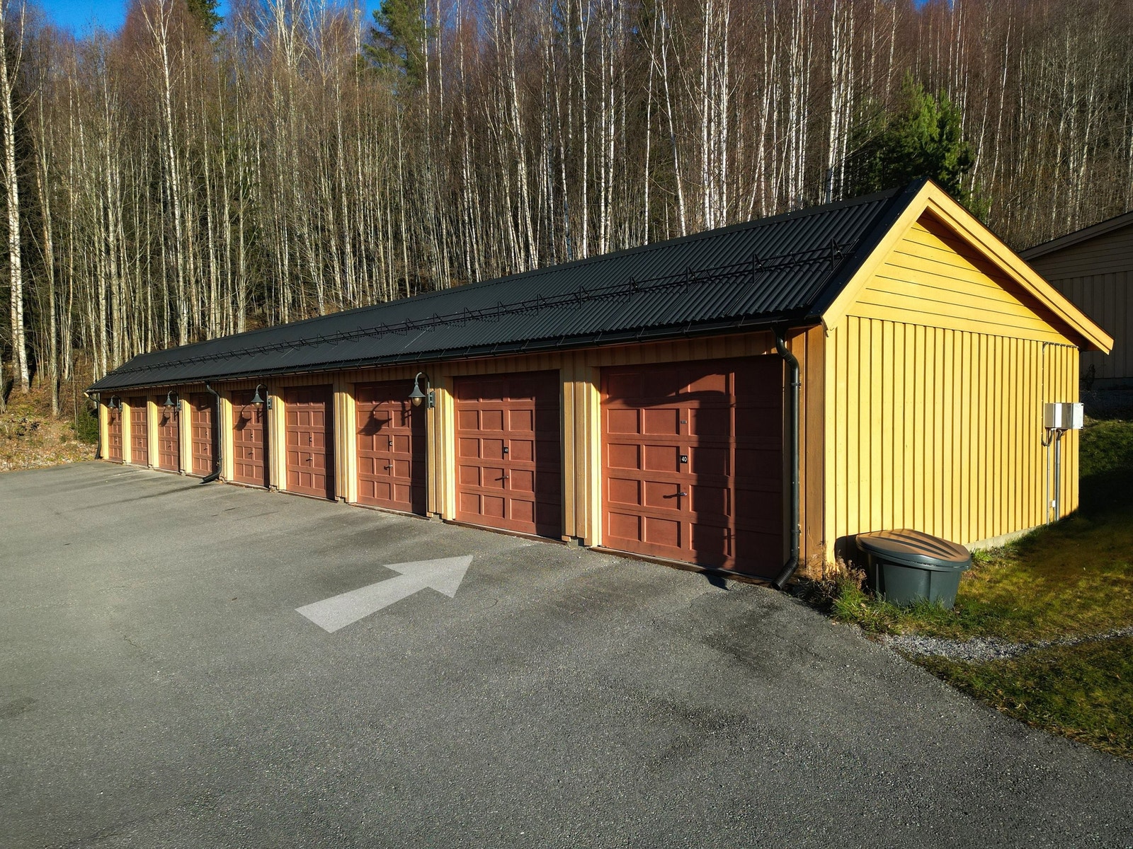 Garasje rett ved blokka, omlag 70 meter å gå til inngangsdøra. Galleribilde