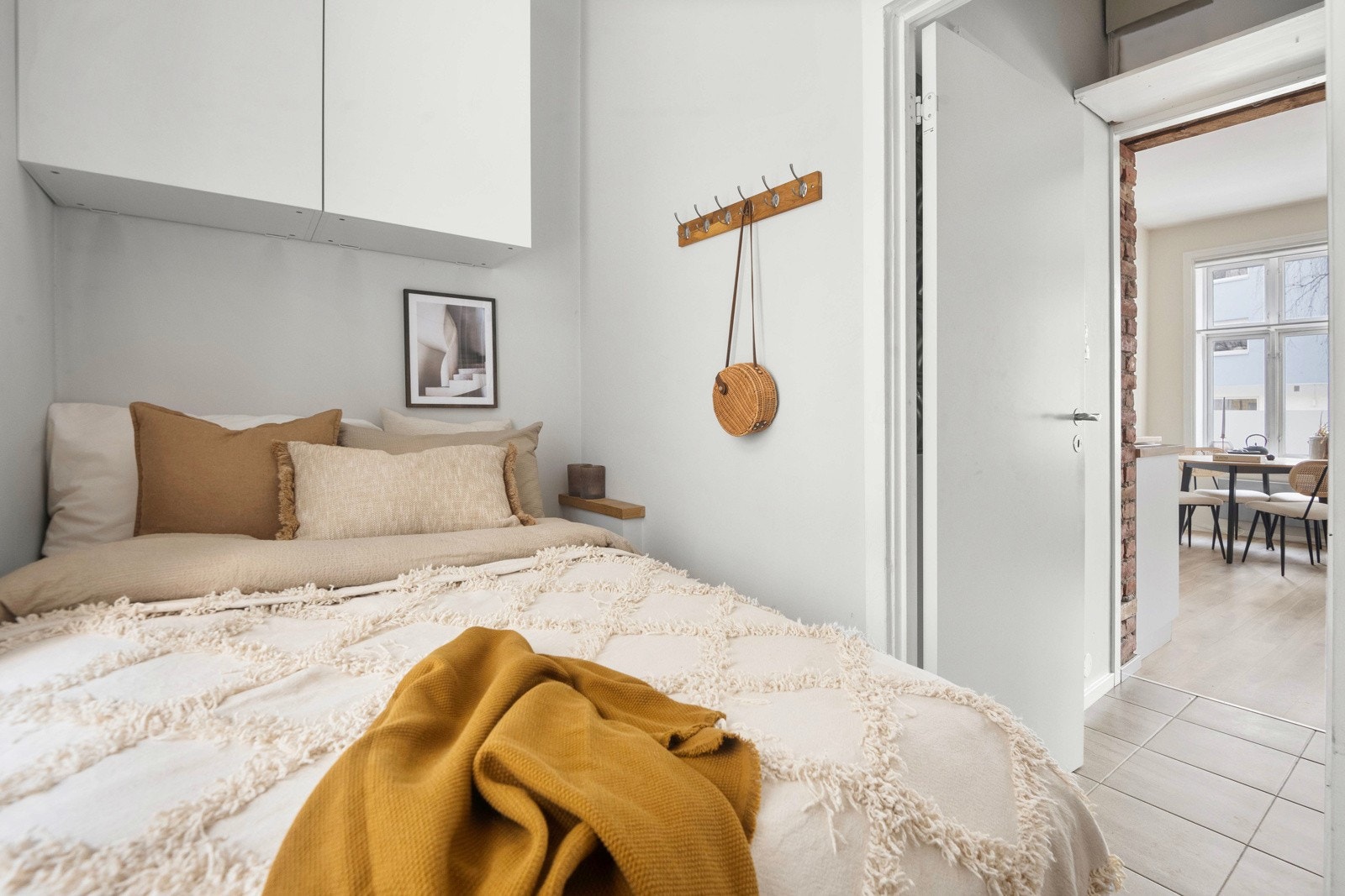 Det er hengt opp overskap for oppbevaring over seng. Galleribilde