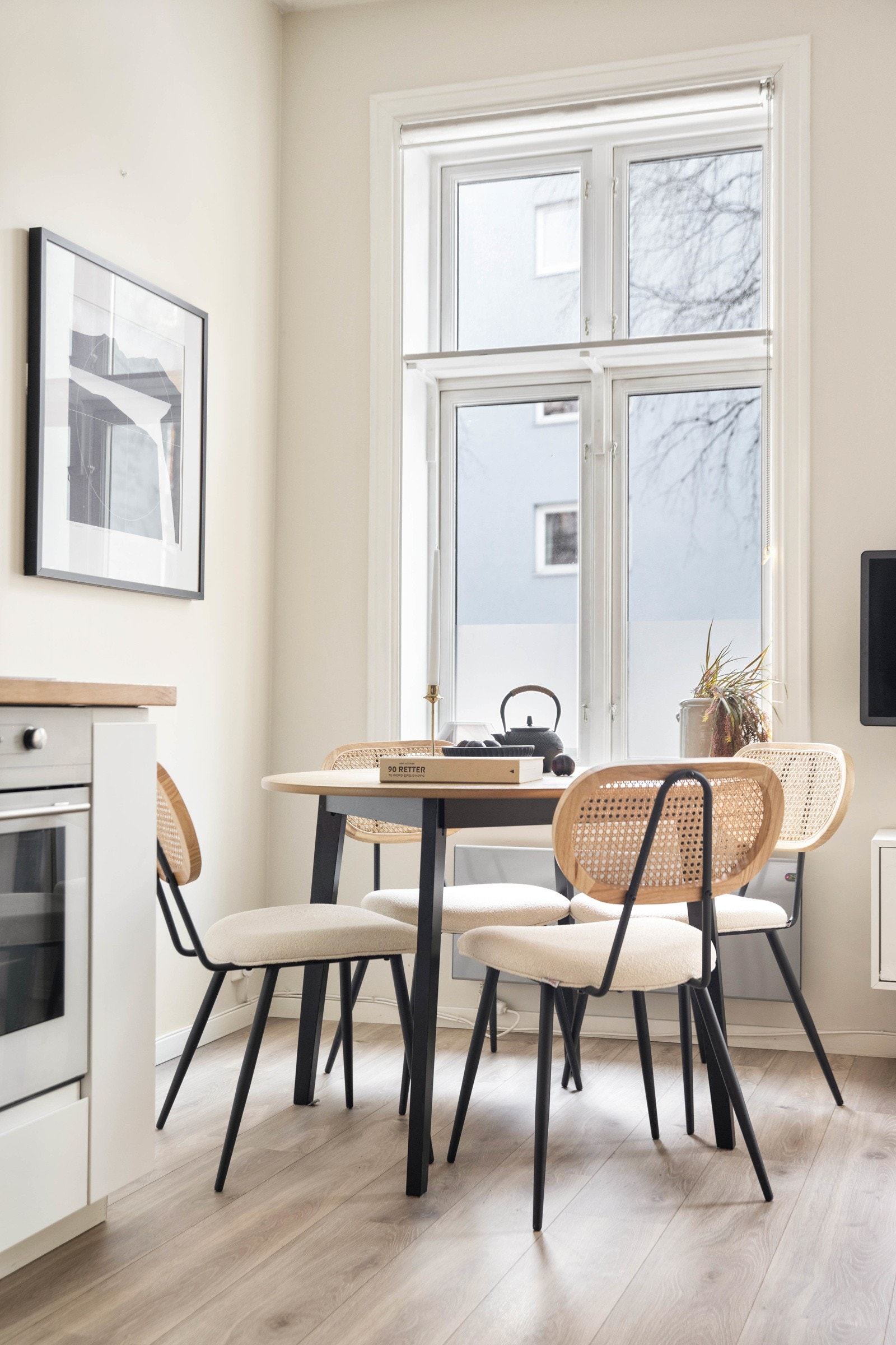 Stuen har flere innredningsmuligheter og det er plass til spisebord. Galleribilde