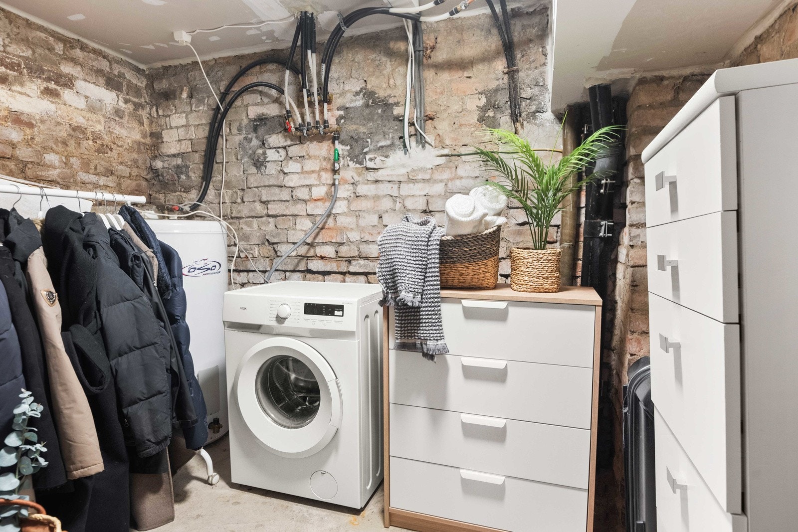 Rett under leiligheten ligger en privat bod (disponeres kun av denne seksjonen) med opplegg for vaskemaskin. VVB står også her. Boligen disponerer i tillegg en bod på loft. Galleribilde