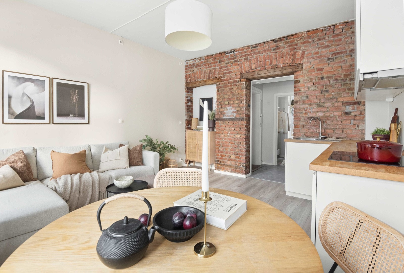 Flere av de klassiske elementene er bevart, slik som ekstra takhøyde, synlig teglsteinsvegg og store klassiske vinduer med dype karmer. Galleribilde