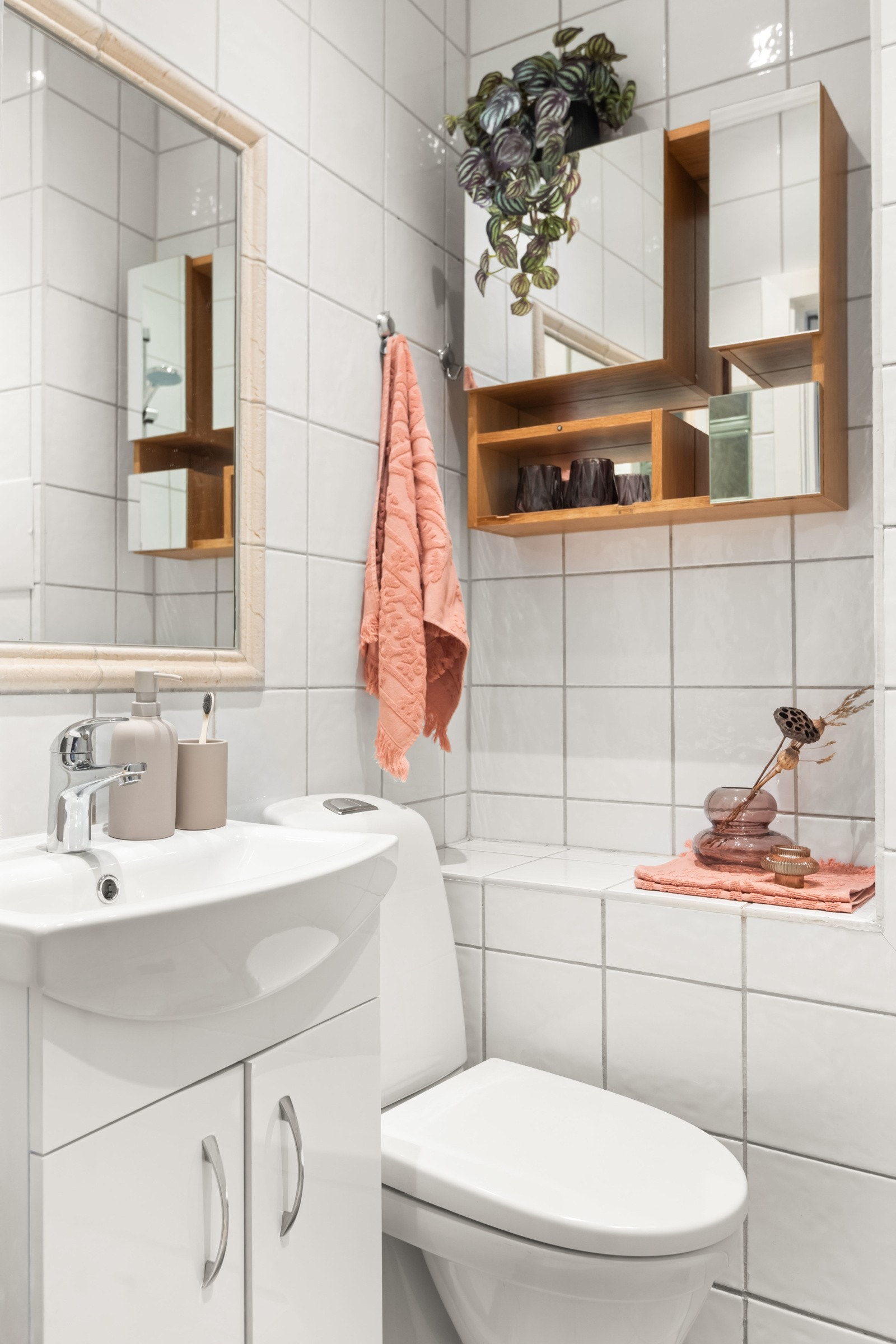 Badet er innredet med wc, servant med underskap, speil og dusj. Galleribilde