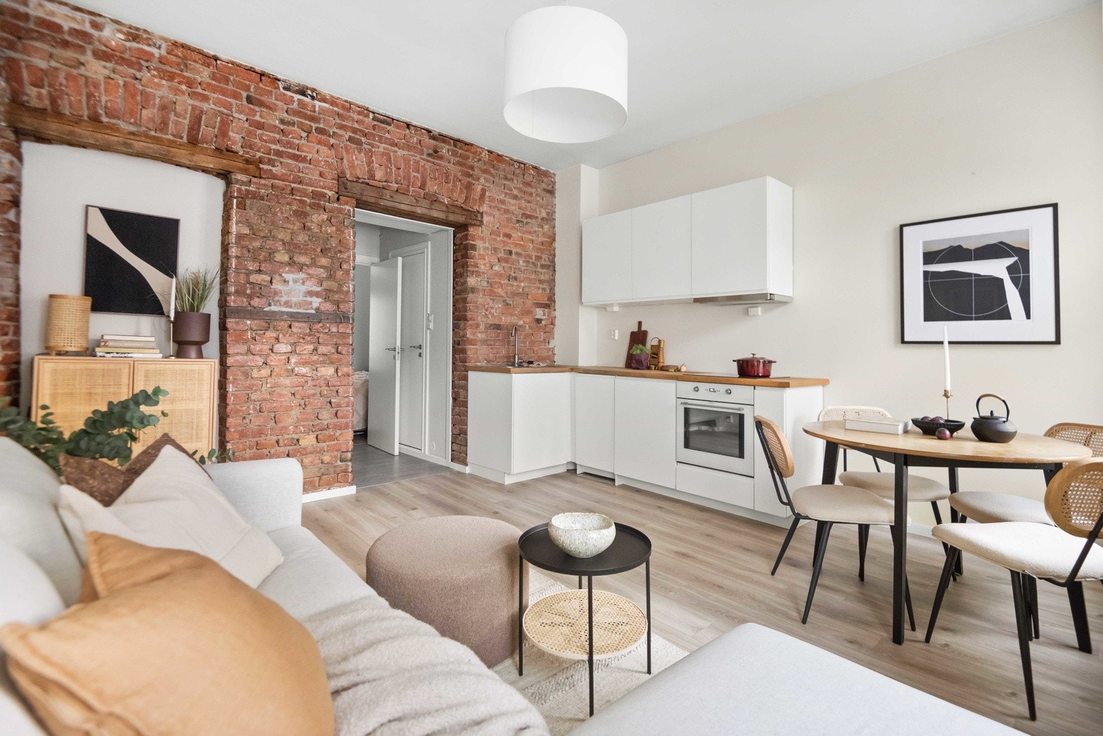 Leiligheten er på 27 effektive kvadratmeter og gjennomgående med rom innredet som soverom mot lukket bakård. Galleribilde