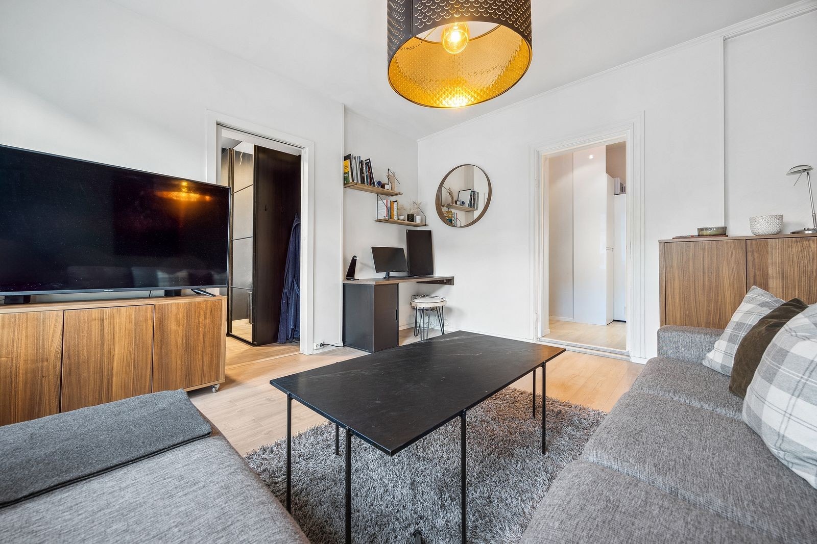 På stuen er det god plass til sofahjørne og tilhørende møblement. Det er lagt varmefolie i gulvet. Galleribilde