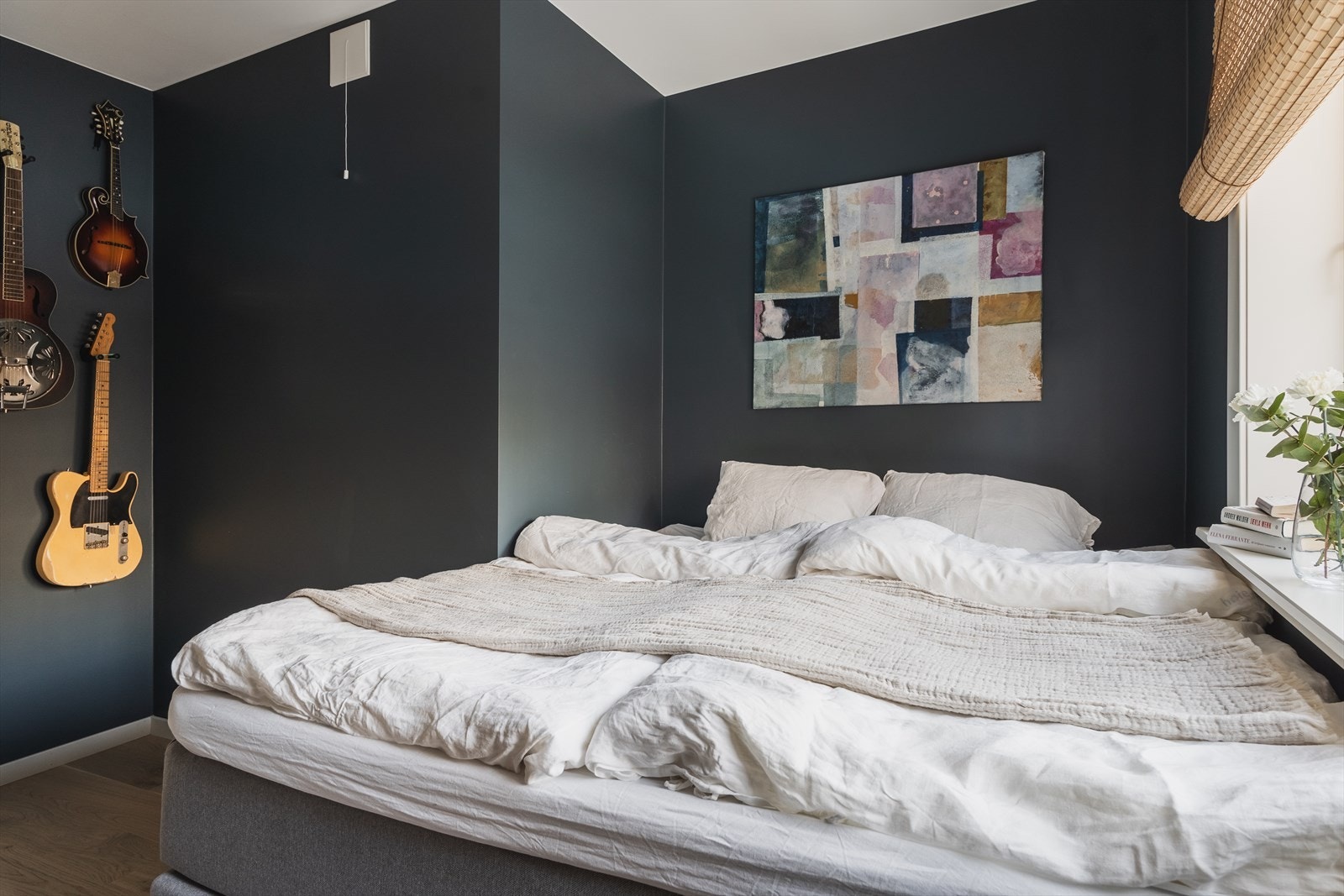 God plass til stor seng i nisje Galleribilde