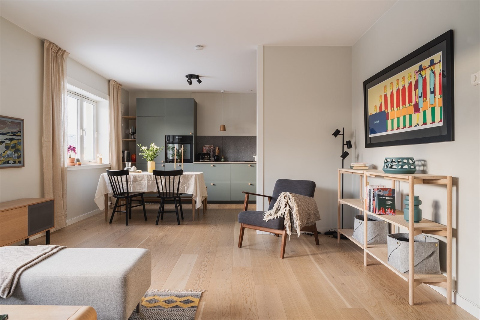 Romslig åpen stue og kjøkkenløsning med utgang til balkong Galleribilde