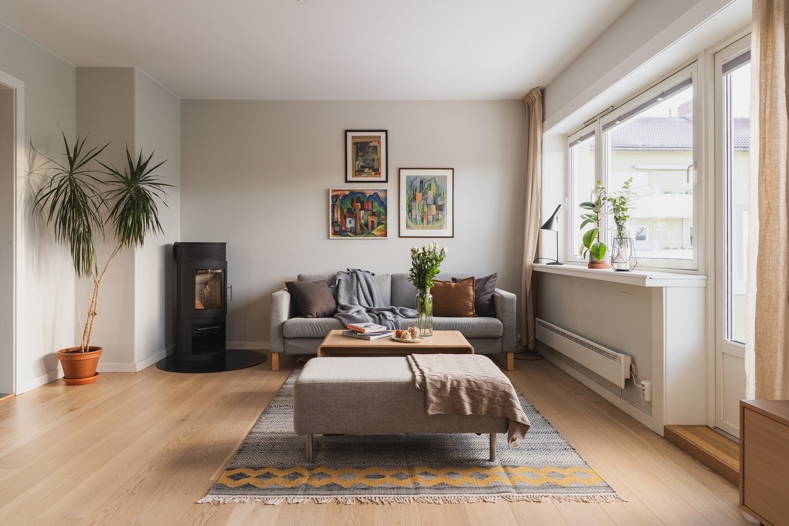 Fra stuen har man utgang til balkong Galleribilde